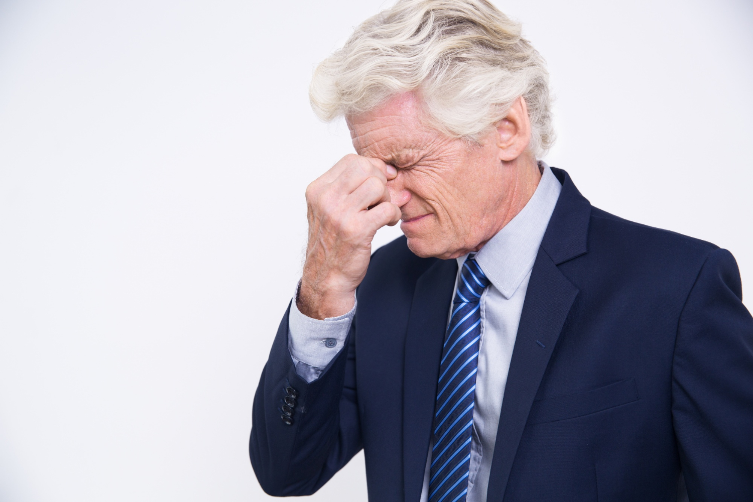 Un homme âgé frustré | Source : Freepik