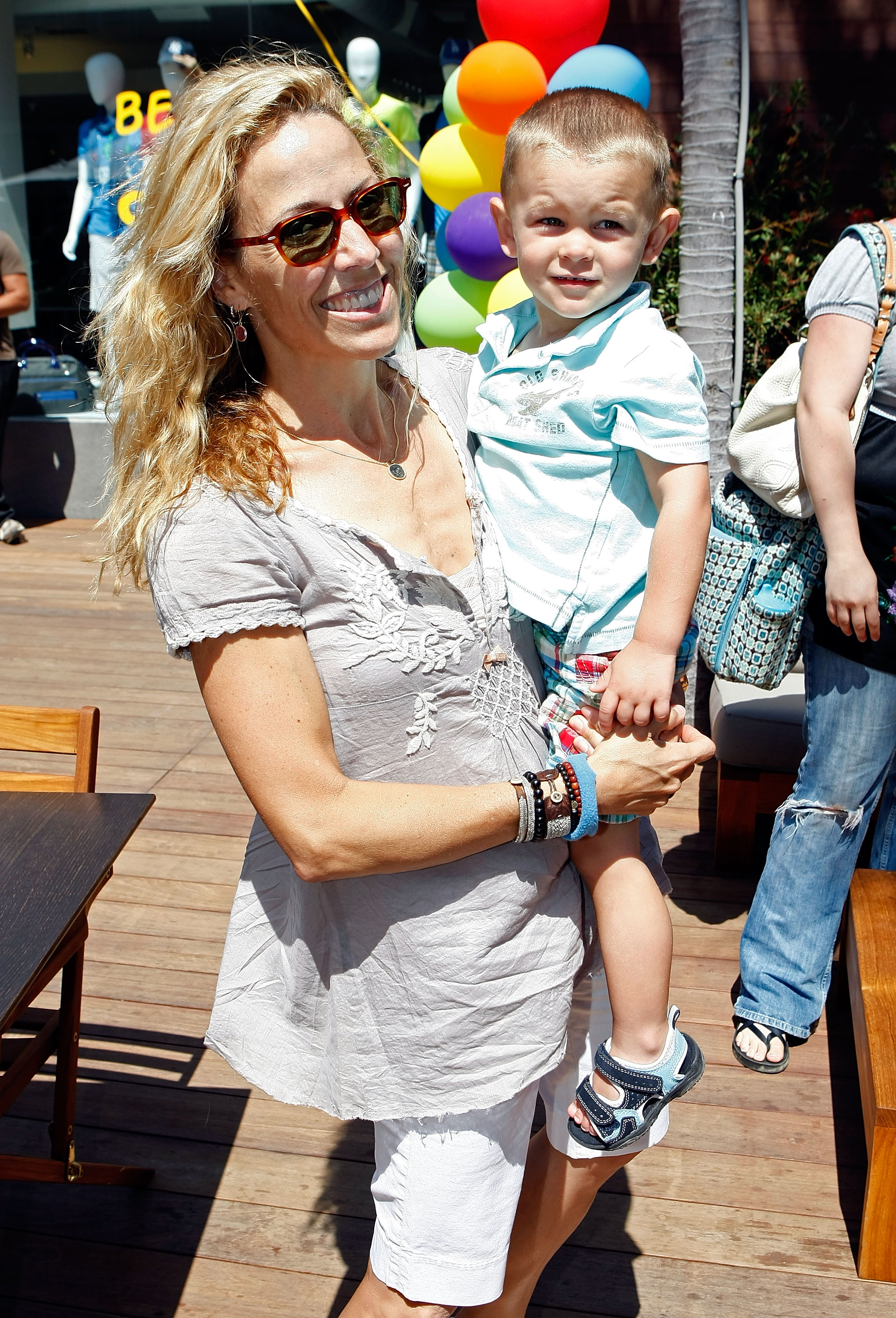 Sheryl Crow et son fils, Wyatt Steven Crow, lors du pique-nique organisé par la EB Medical Research Foundation le 28 juin 2009 à Malibu, en Californie. | Source : Getty Images