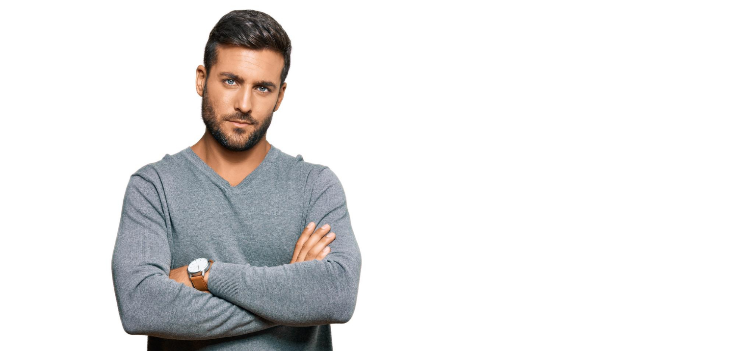 Un homme confiant avec les bras croisés | Source : Freepik