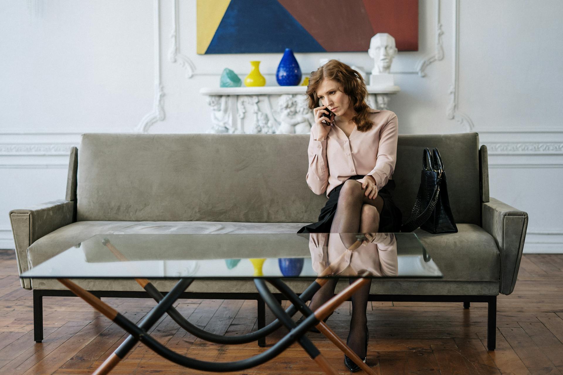 Une femme inquiète qui parle au téléphone | Source : Pexels