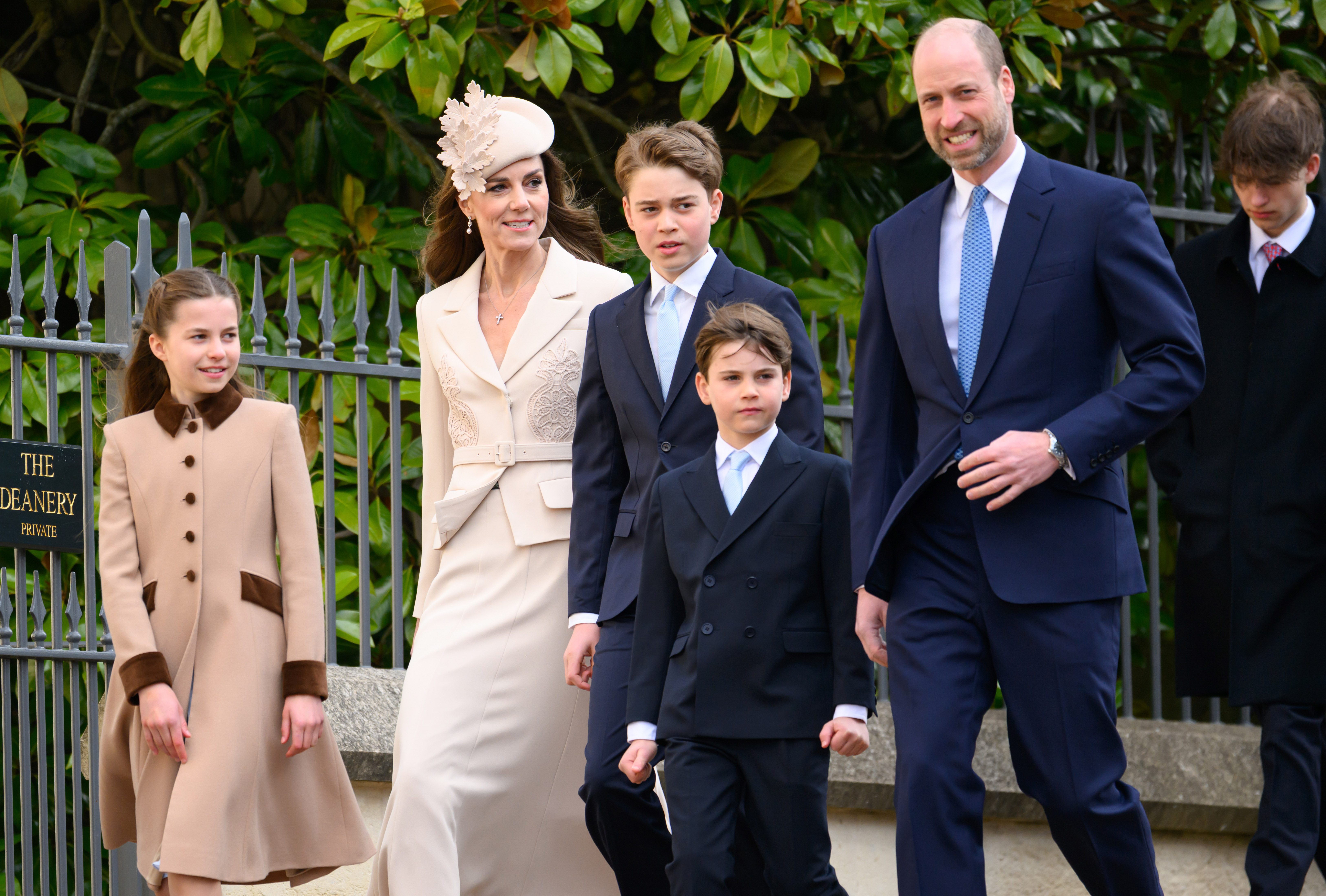 En avril 2026, William et Catherine sont sortis avec Charlotte, George et Louis pour assister aux offices de Pâques à la chapelle Saint-Georges de Windsor. Si ces enfants sont des habitués des événements royaux, leur quotidien à l'école suit une tradition familiale un peu moins formelle. | Source : Getty Images