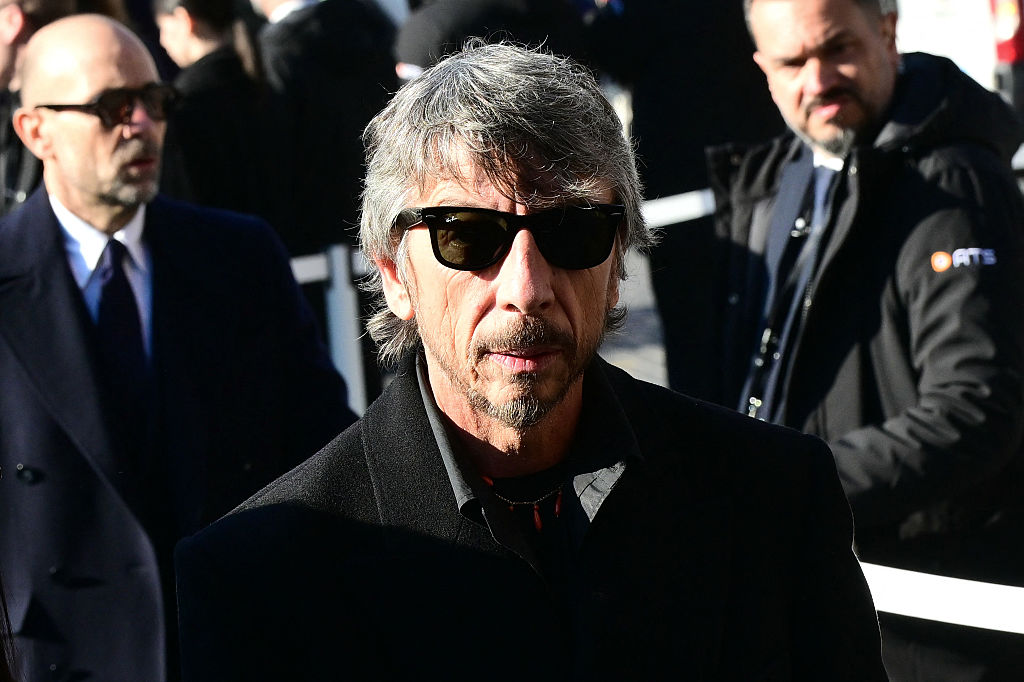 Le créateur de mode italien Pier Paolo Piccioli arrive à la cérémonie funéraire du défunt créateur de mode italien Valentino Gavarani à la basilique Santa Maria degli Angeli e dei Martiri, à Rome, le 23 janvier 2026 I Source : Getty Images