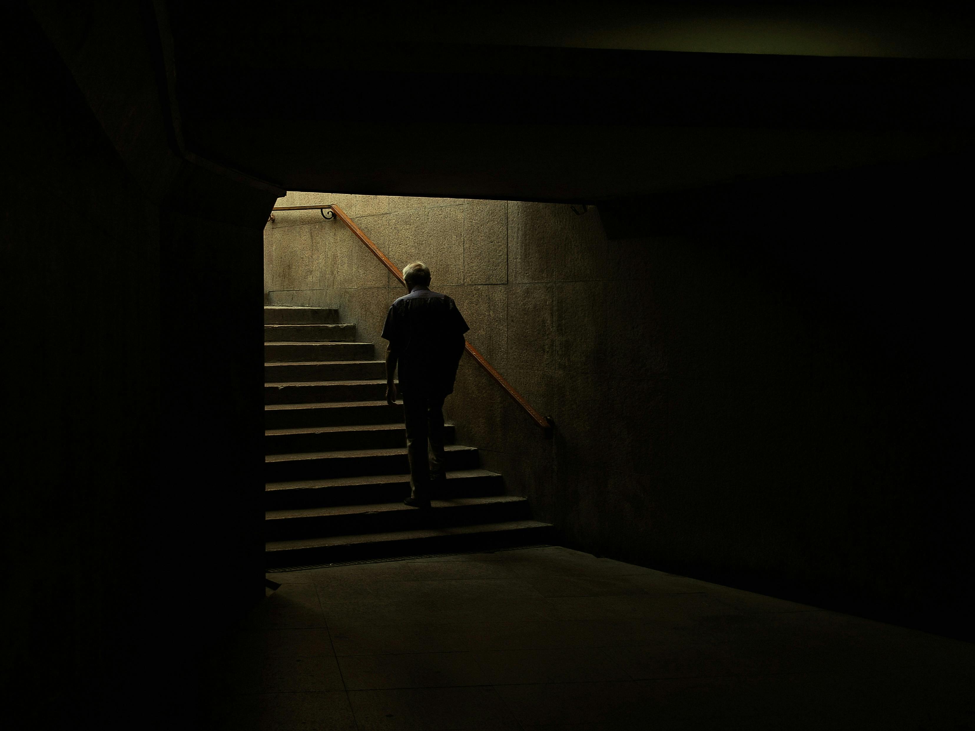 Un homme qui monte des escaliers | Source : Pexels