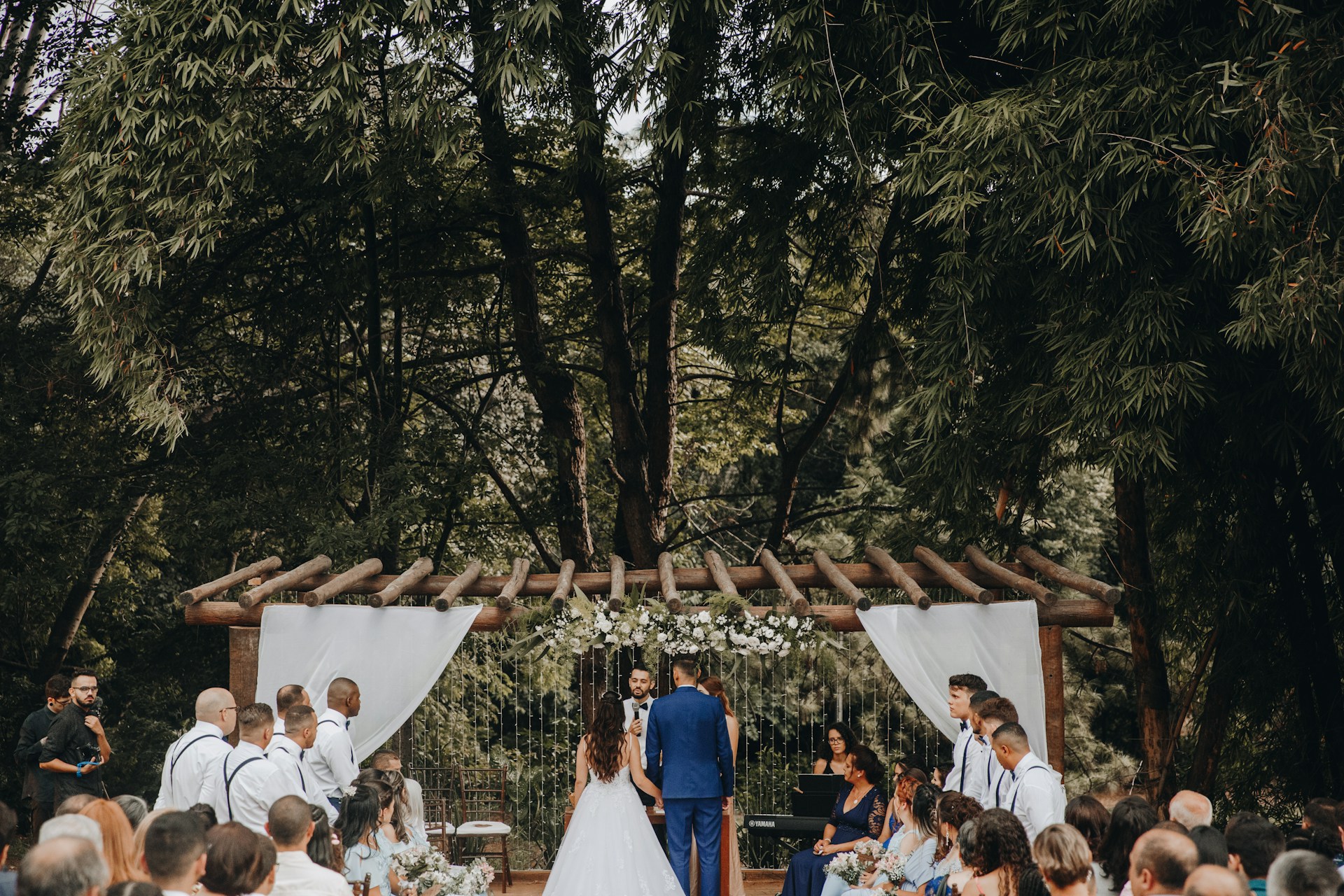 Une cérémonie de mariage pittoresque en plein air | Source : Unsplash
