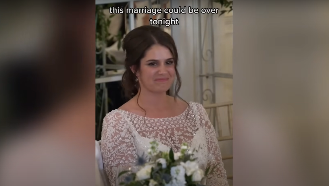 Katie, jeune mariée, sourit pendant le discours de son mari | Source : YouTube / Daily Record