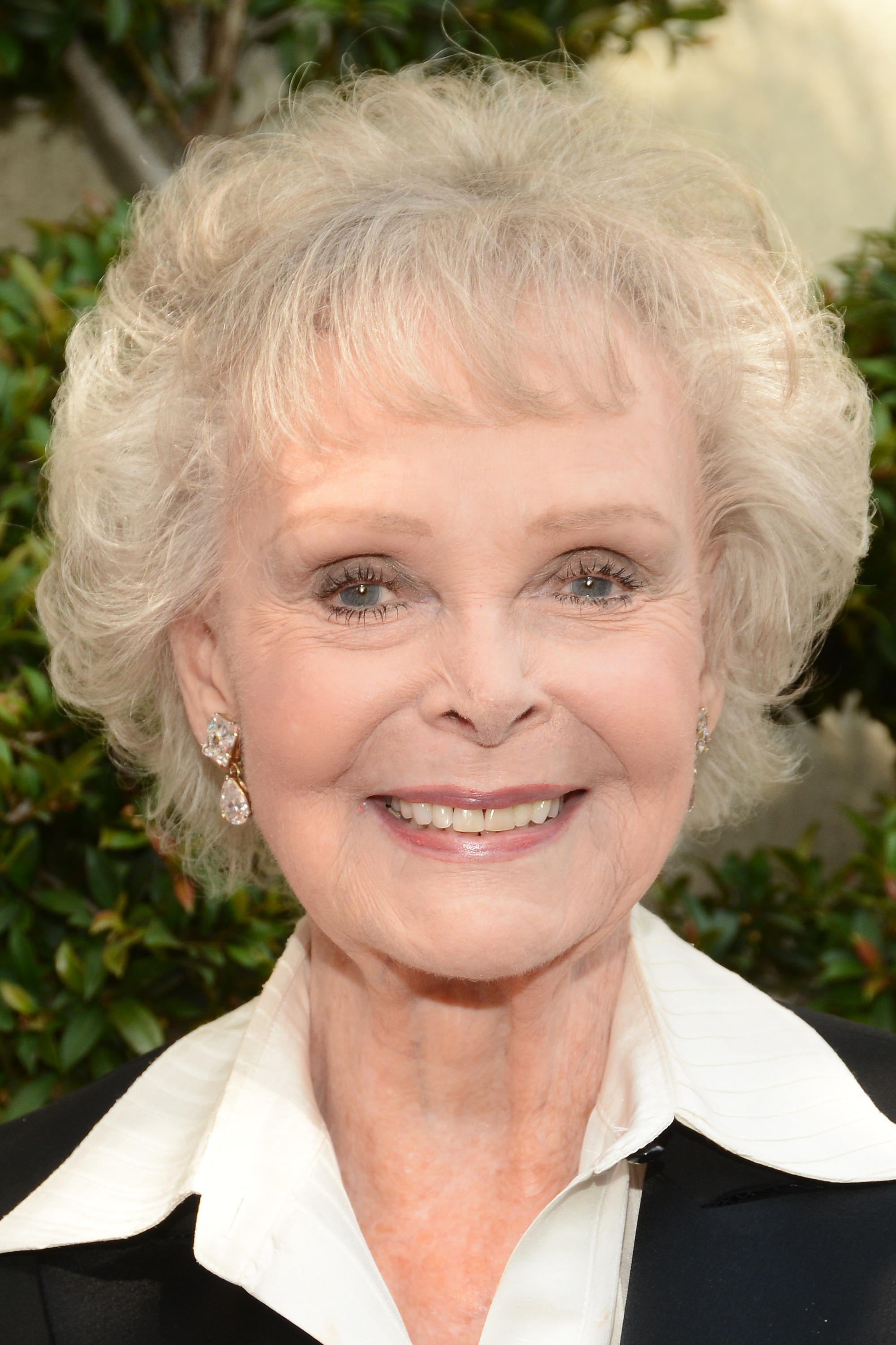 June Lockhart arrive à la 17e soirée annuelle de visionnage des Tony Awards organisée par The Actors Fund au Taglyan Cultural Complex le 9 juin 2013 à Hollywood, en Californie. | Source : Getty Images