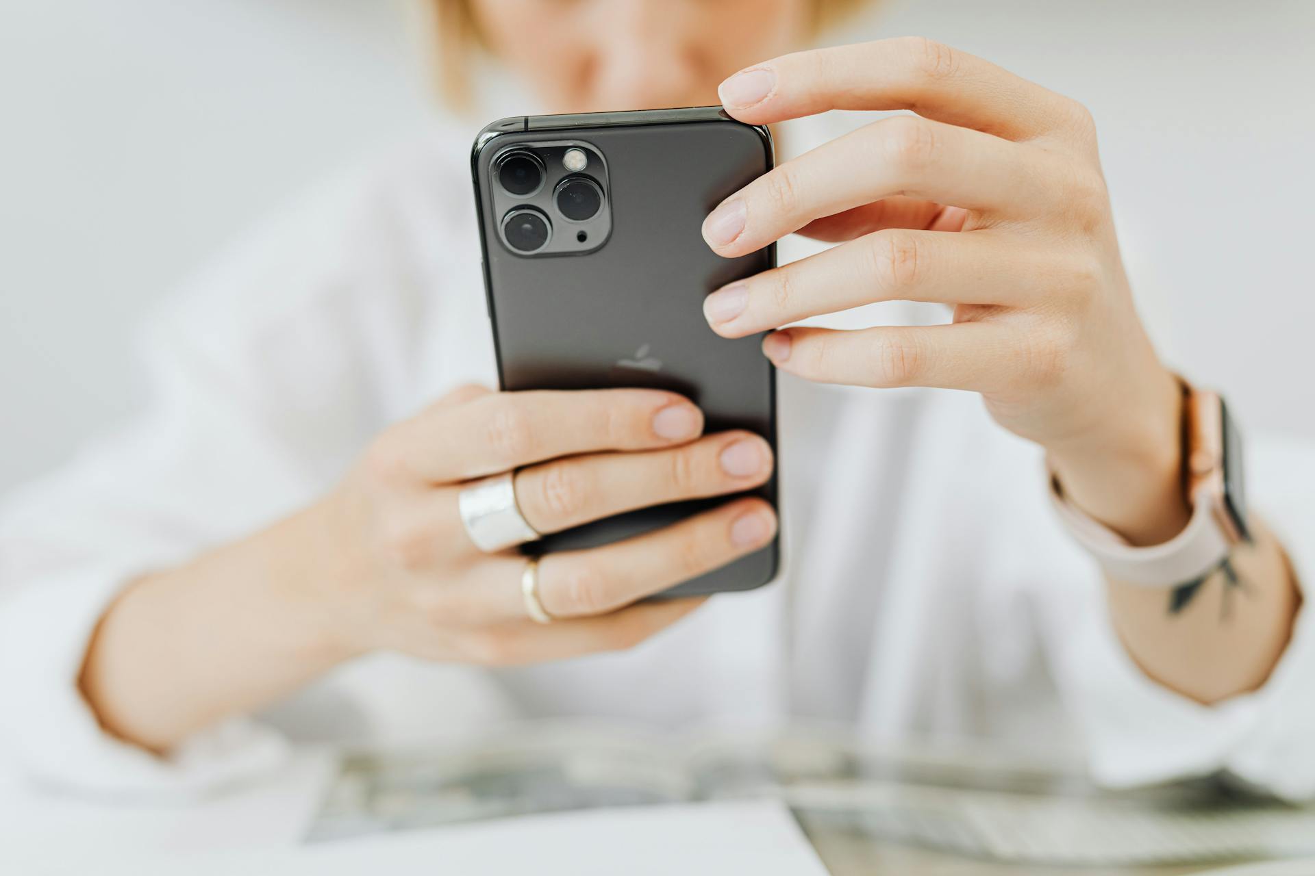 Une femme tenant un téléphone portable | Source : Pexels