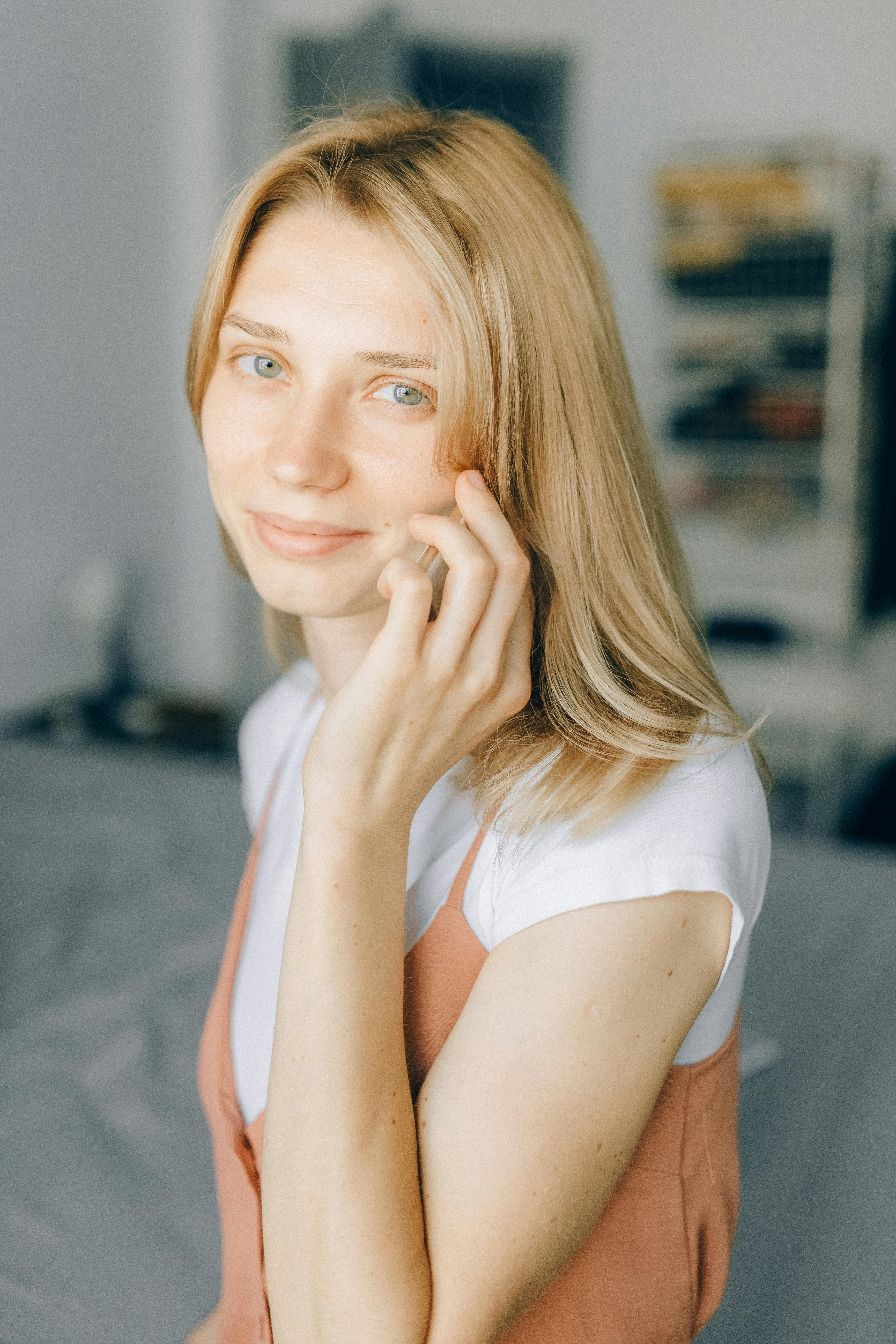 Une fille heureuse lors d'un appel téléphonique | Source : Pexels