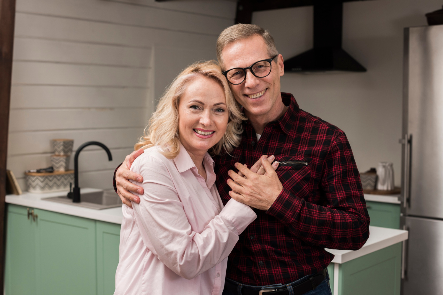 Un couple d'âge moyen ravi s'embrasse | Source : Freepik