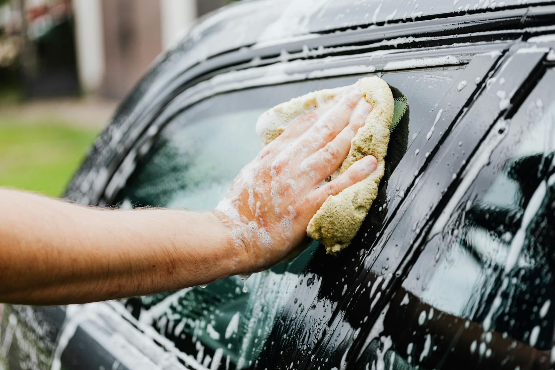 Un homme nettoie une voiture | Source : Pexels