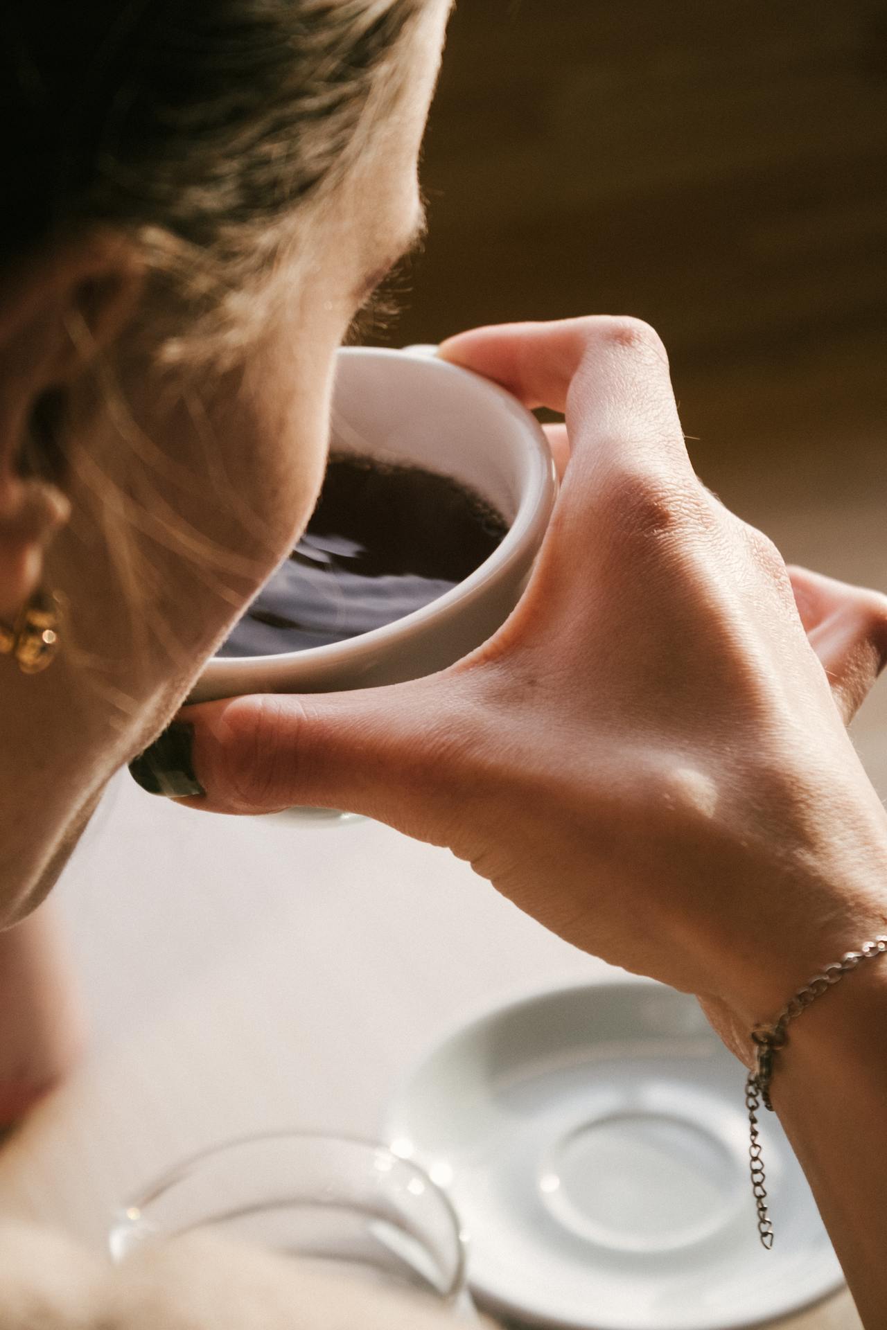 Une femme qui boit une boisson | Source : Pexels
