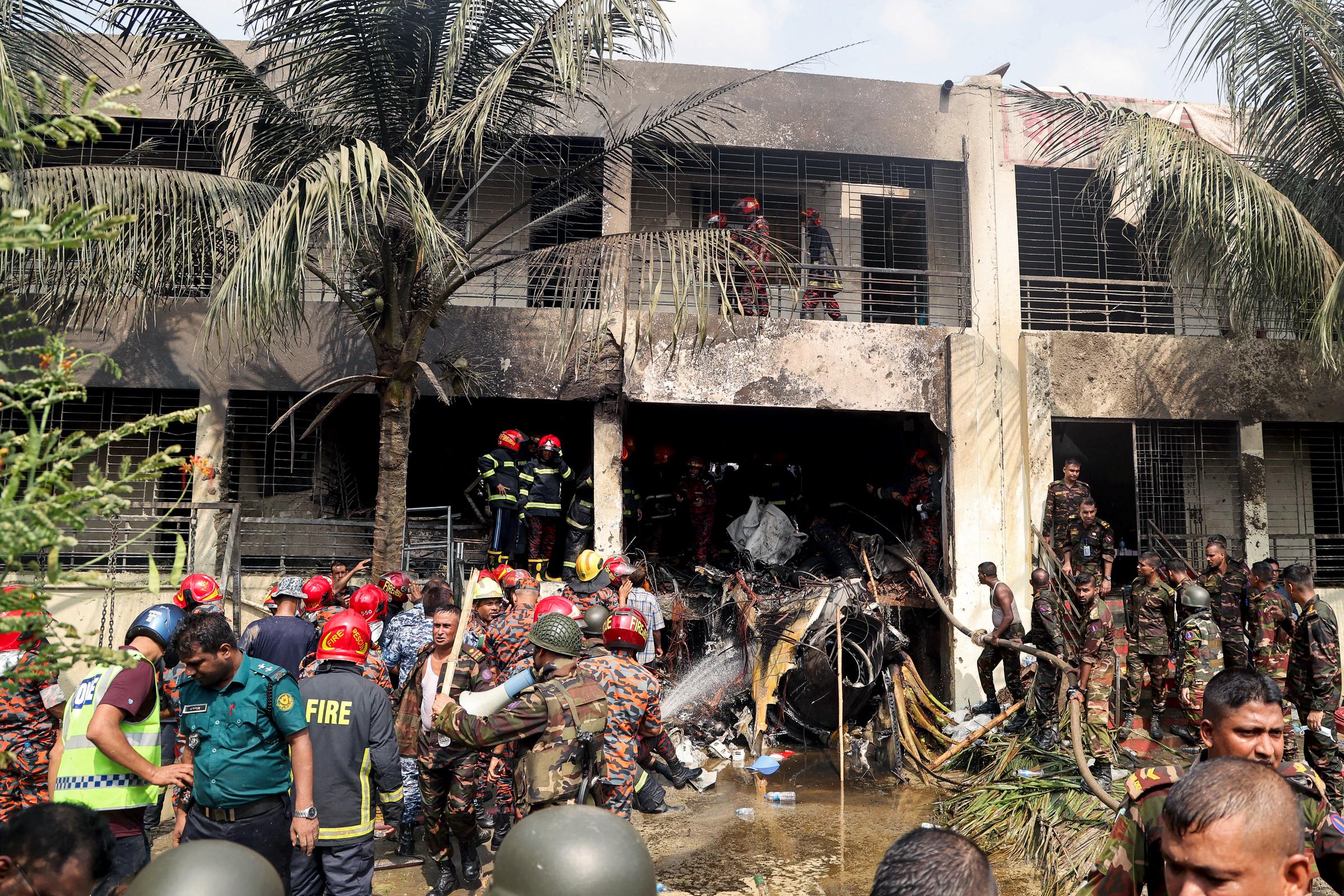 Les pompiers et le personnel de sécurité du Bangladesh mènent une opération de recherche et de sauvetage après qu'un avion d'entraînement de l'armée de l'air s'est écrasé sur l'école et le collège Milestone à Dhaka, le 21 juillet 2025 | Source : Getty Images
