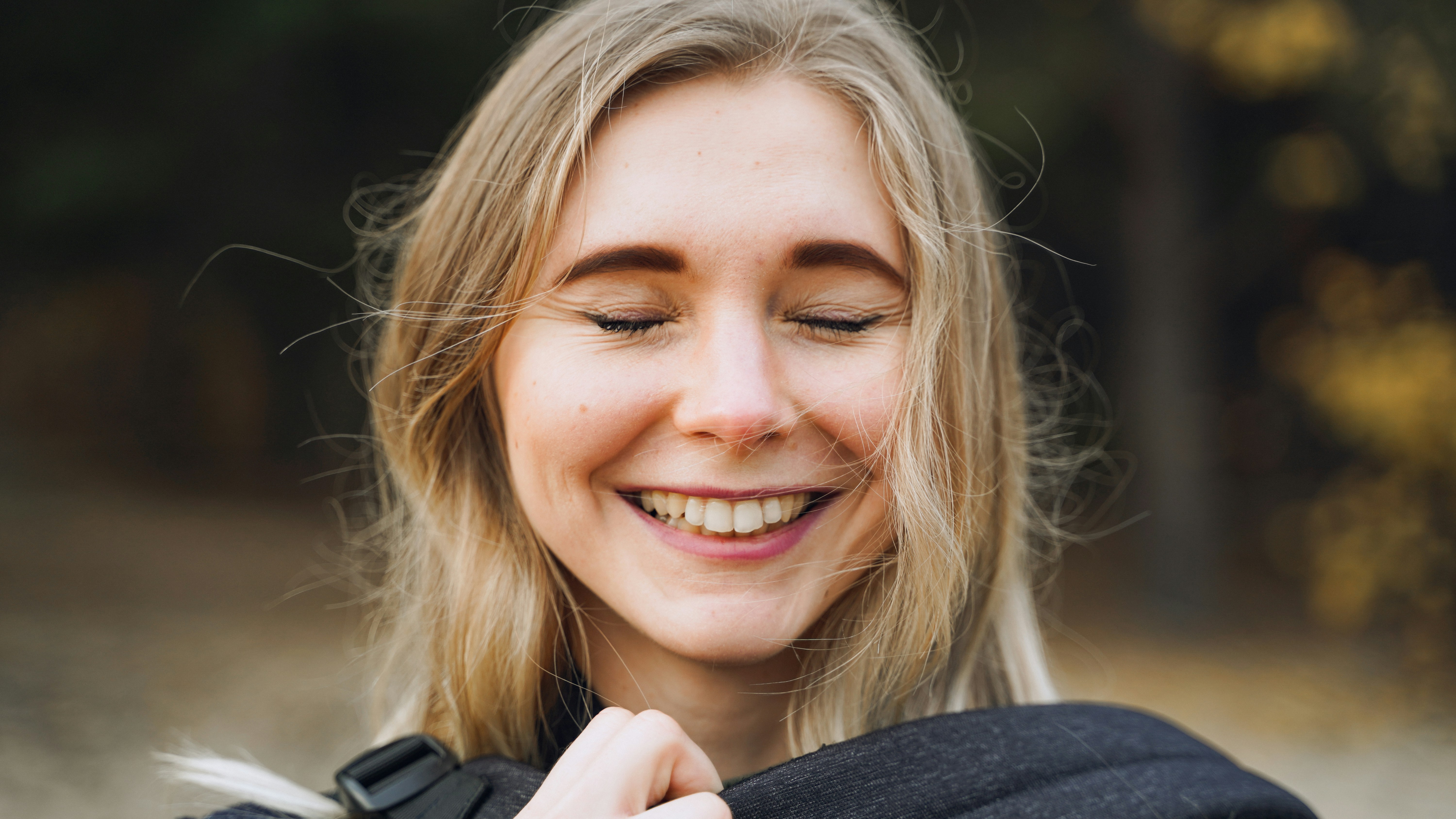 Gros plan sur une femme souriante | Source : Unsplash