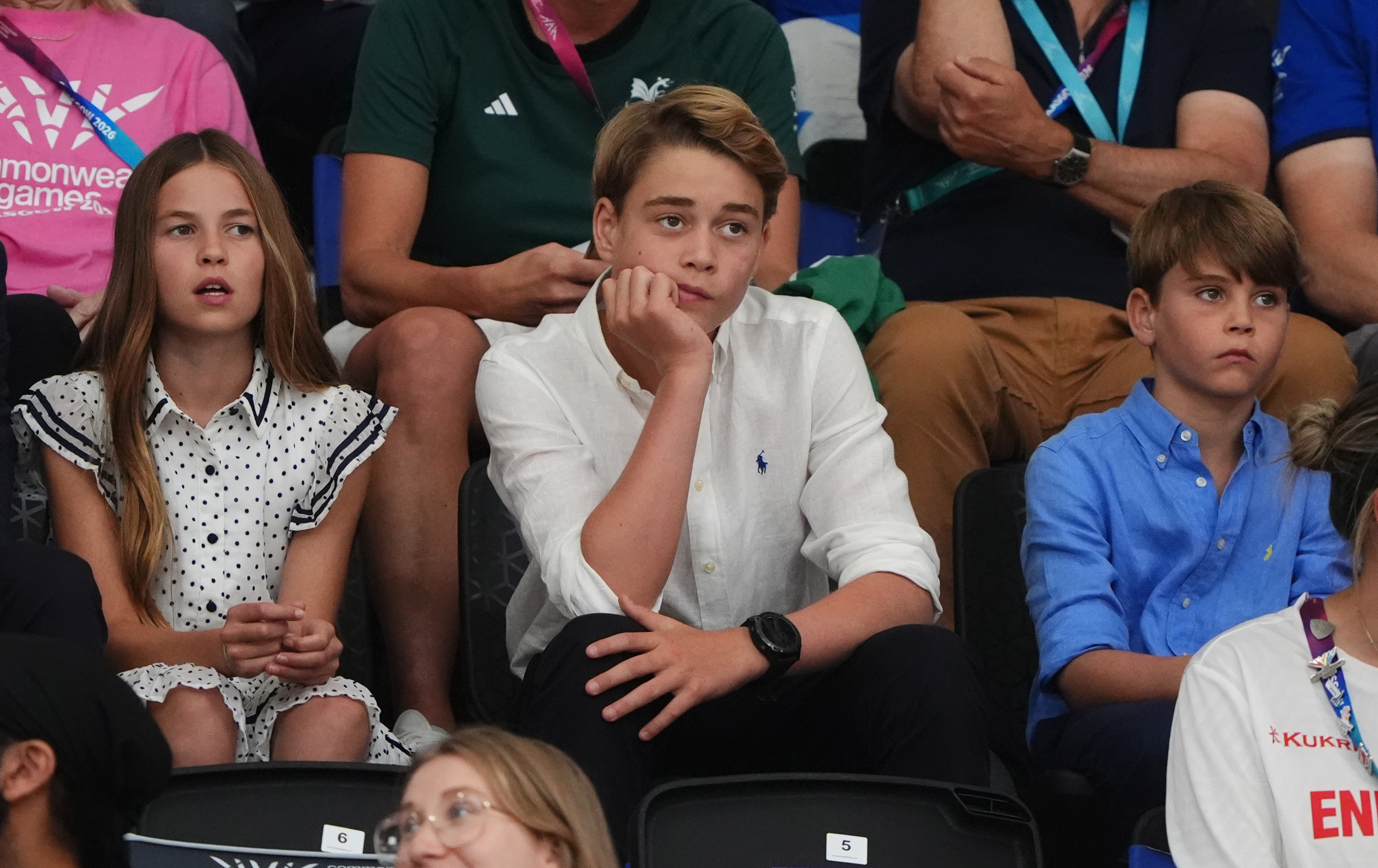 Charlotte, George et Louis ont regardé les Jeux du Commonwealth à Glasgow en août 2026, près de quatre ans après que leurs parents soient devenus le prince et la princesse de Galles. Ce changement a donné aux trois enfants un nouveau nom de famille à l'école, tandis qu'ils continuaient à utiliser leurs titres royaux ailleurs. | Source : Getty Images
