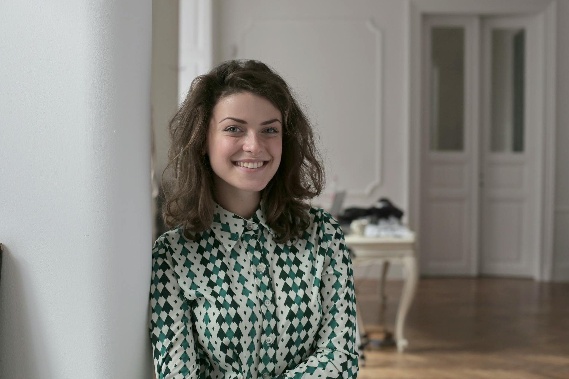 Une femme souriante regardant quelqu'un Source : Pexels