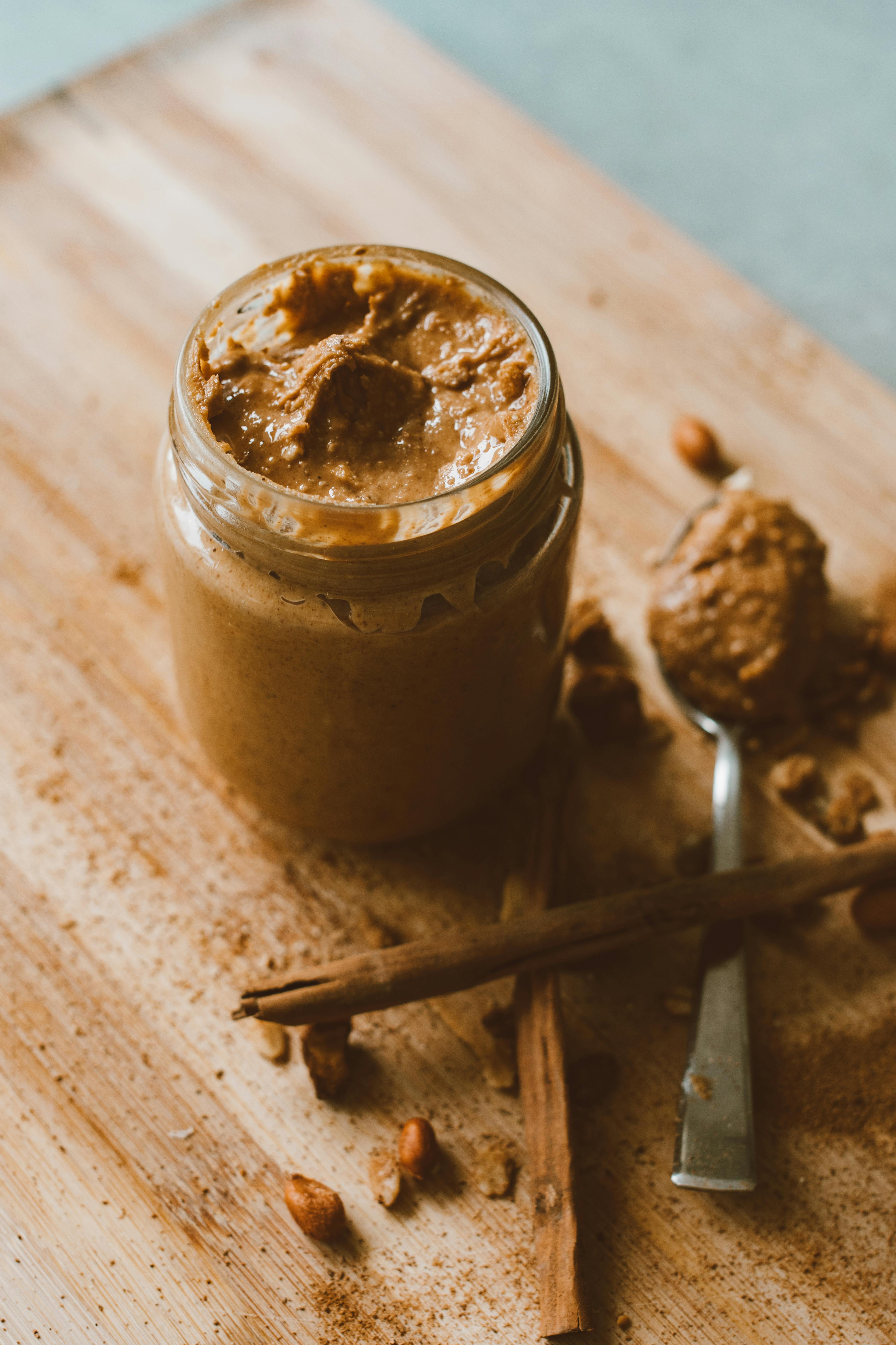 Un pot de cannelle et de beurre d'amande | Source : Pexels
