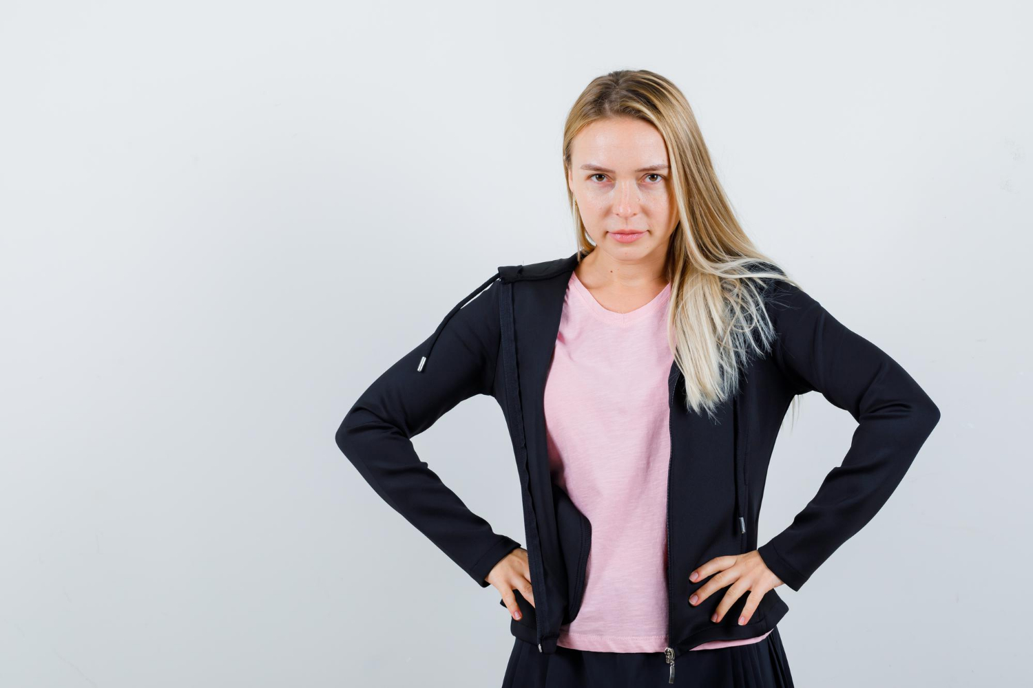 Une femme les mains sur les hanches | Source : Freepik