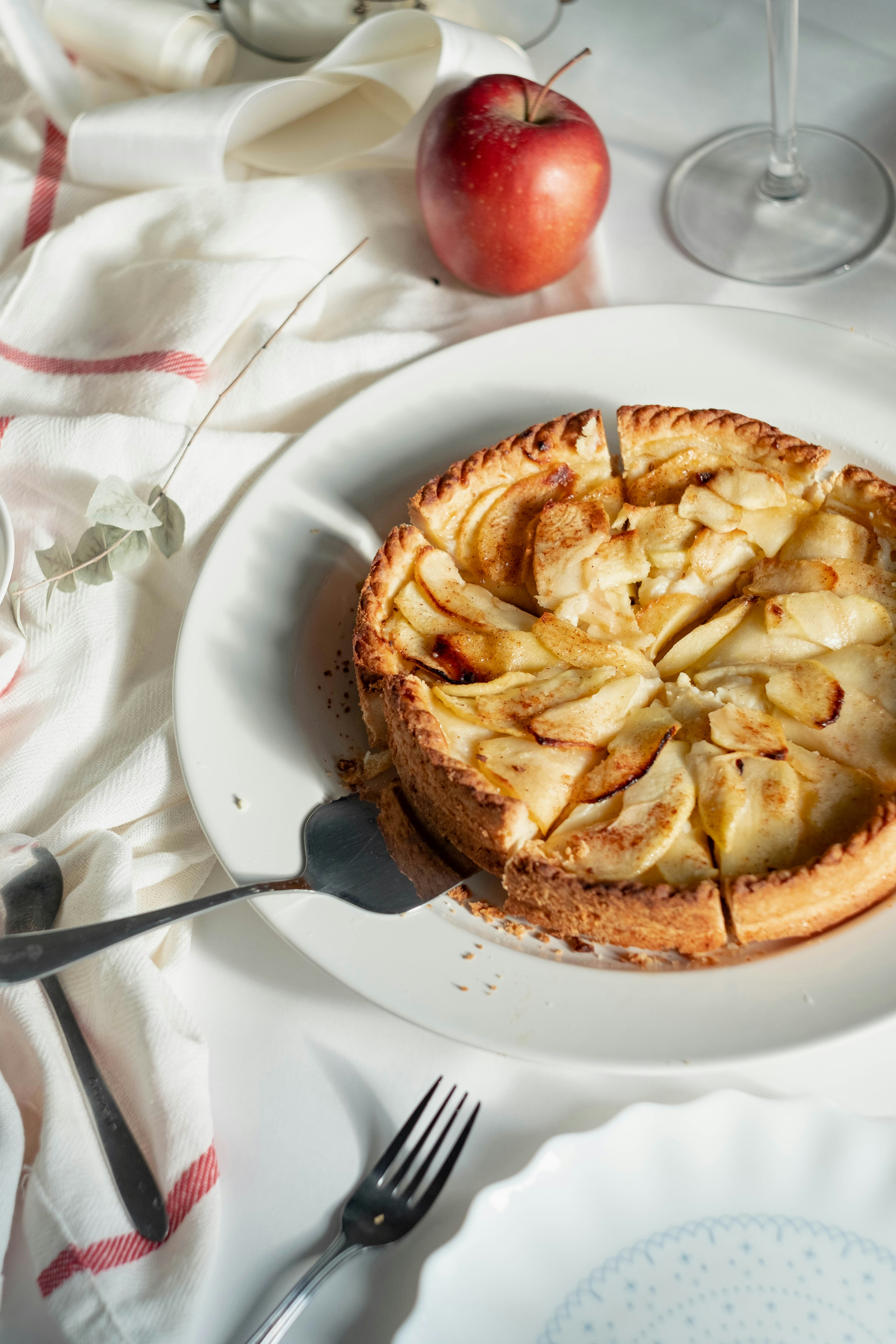 Une tarte aux pommes sur une assiette | Source : Unsplash