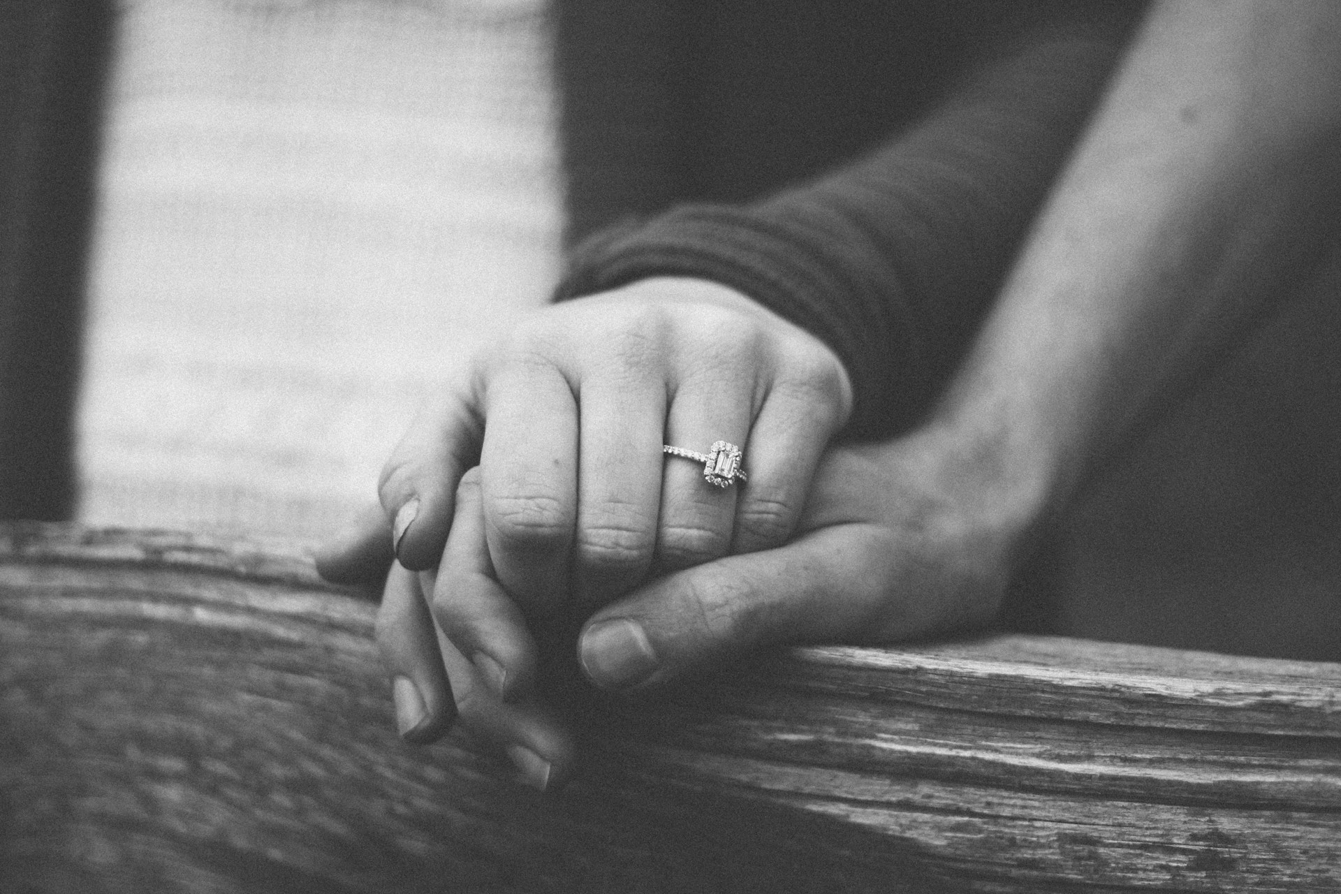 Une femme tenant la main d'un homme | Source : Unsplash