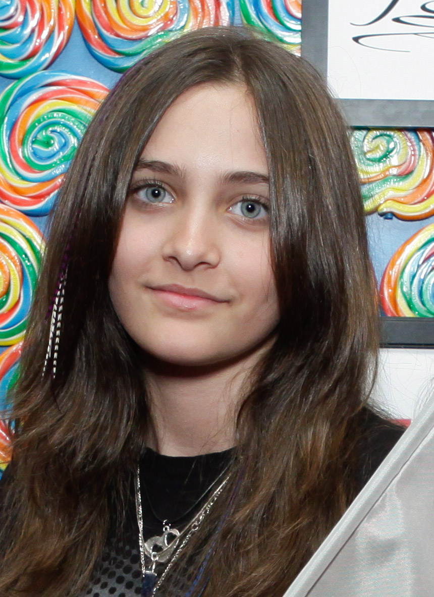 Paris Jackson participe à la GBK Gift Lounge à l'hôtel SLS de Beverly Hills le 31 mars 2011, afin de manifester son soutien aux efforts de secours au Japon organisés par la Croix-Rouge américaine. Cette apparition marque l'un de ses premiers engagements publics en solo, reflétant son assurance grandissante et sa prise de conscience des causes mondiales.