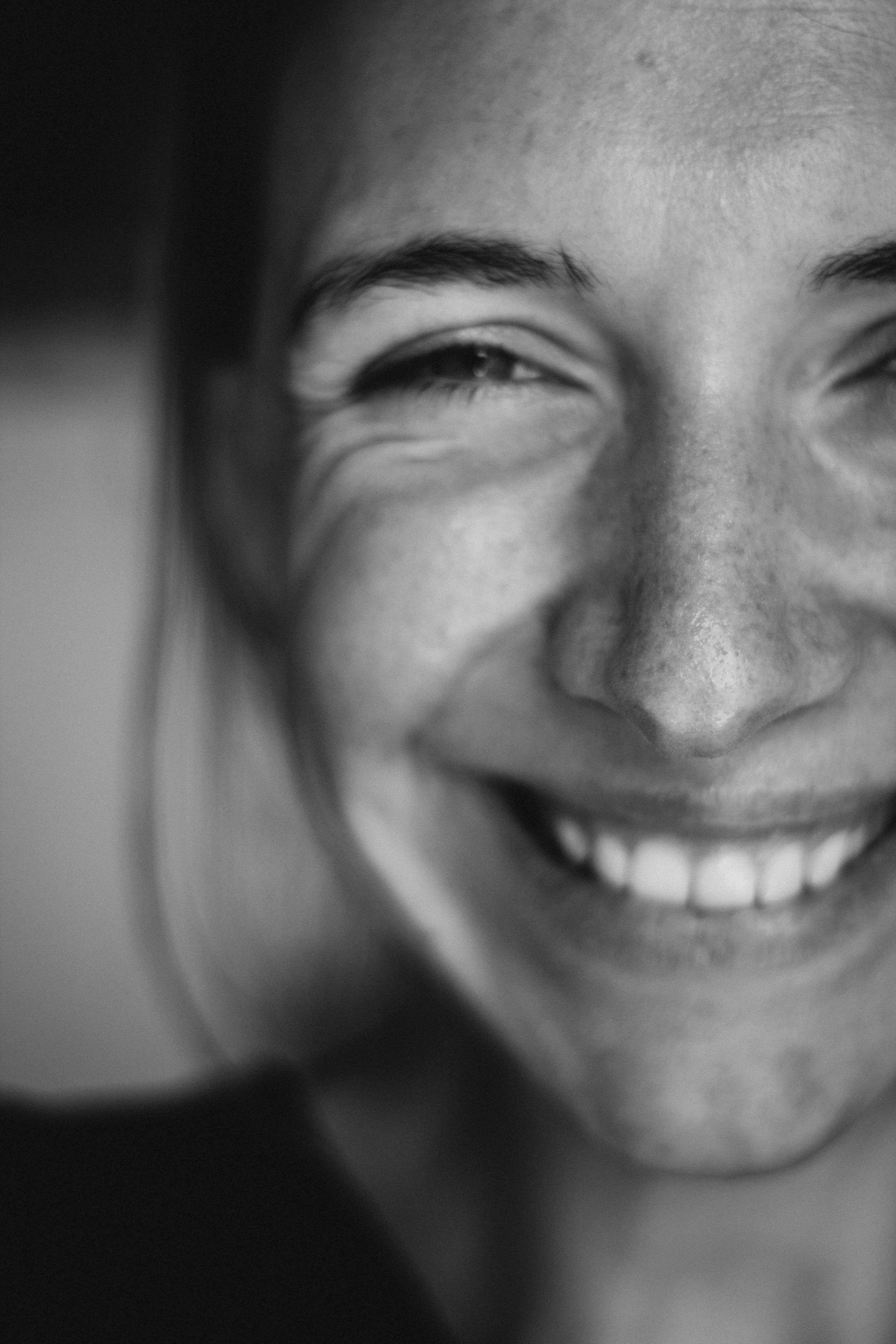 Gros plan sur une femme souriante | Source : Unsplash