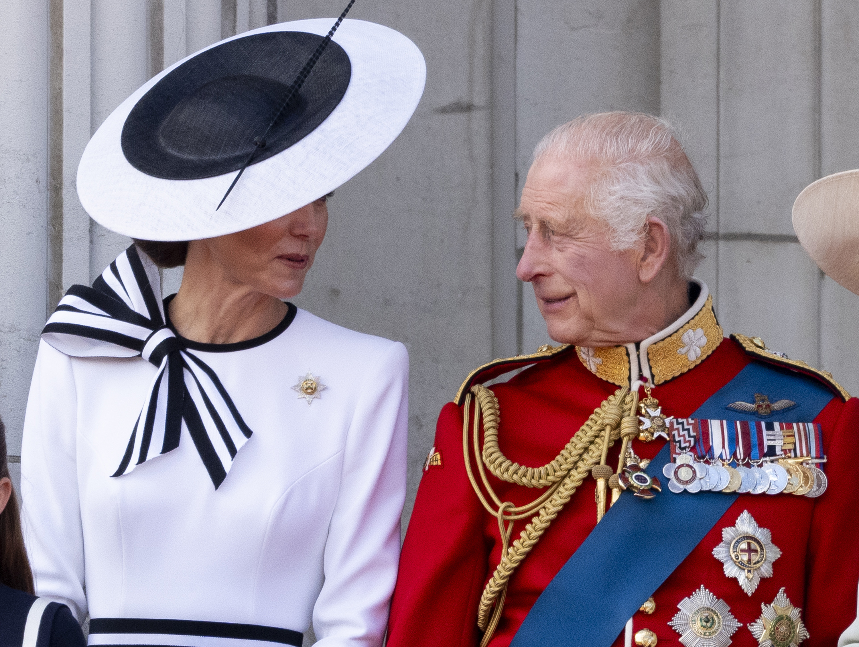 Le roi Charles III et Kate, princesse de Galles, lors de la cérémonie de la montée des couleurs, le 15 juin 2024, à Londres, en Angleterre. | Source : Getty Images