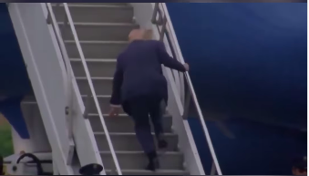 Donald Trump trébuche sur les marches de l'avion. | Source : Instagram/tmz_tv