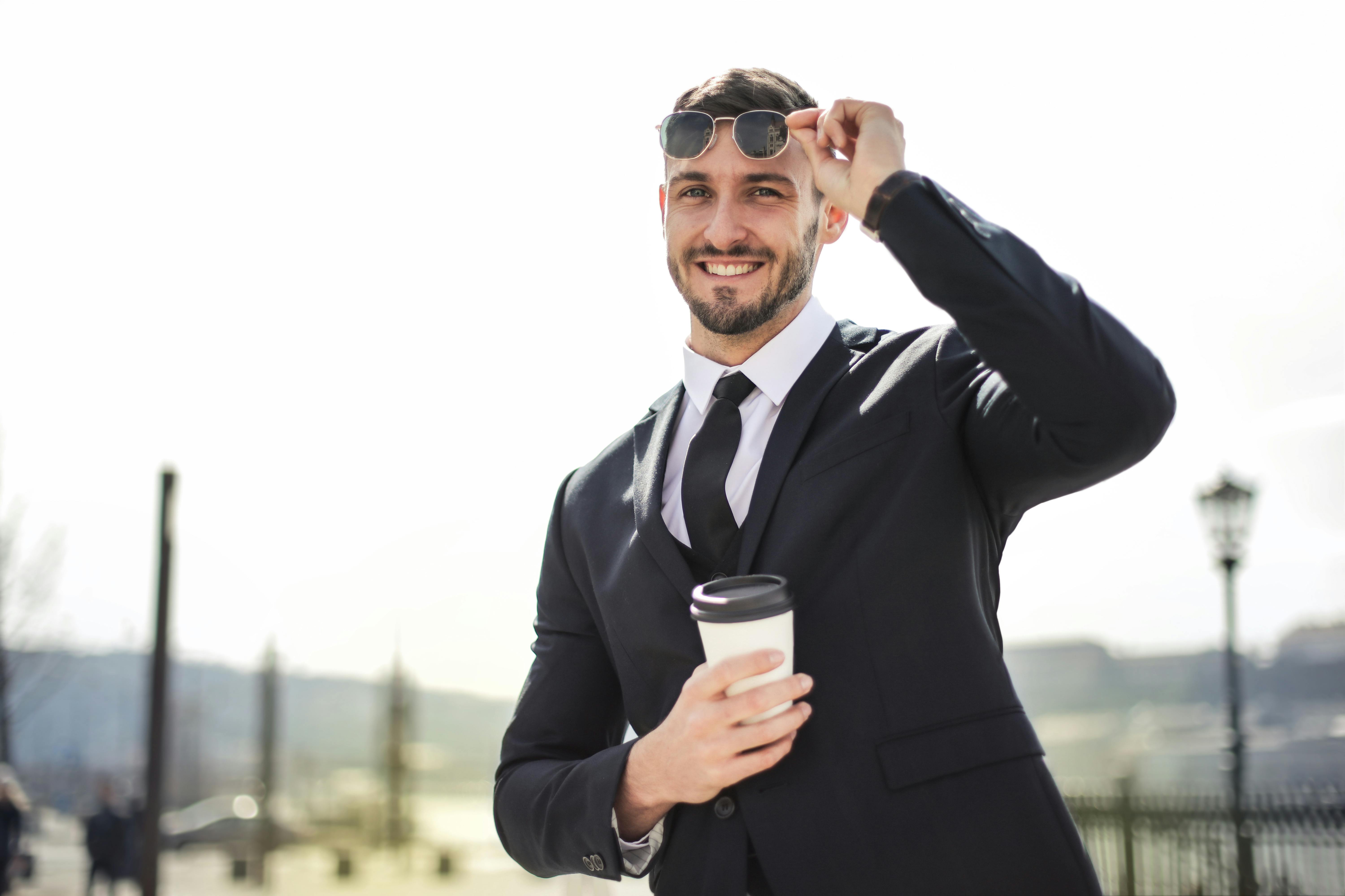 Un homme heureux en costume | Source : Pexels