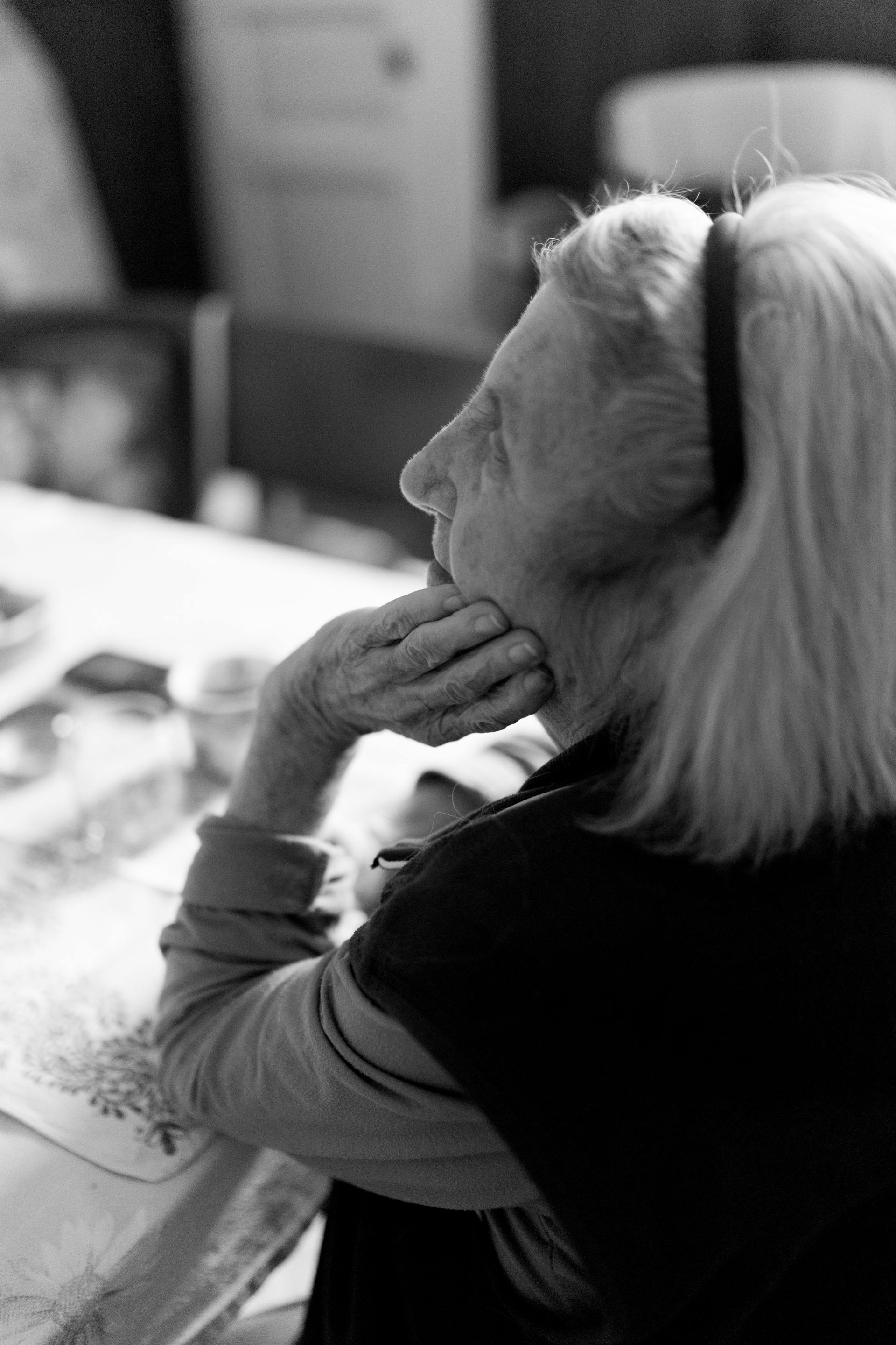 Une femme âgée qui se tient le menton | Source : Pexels