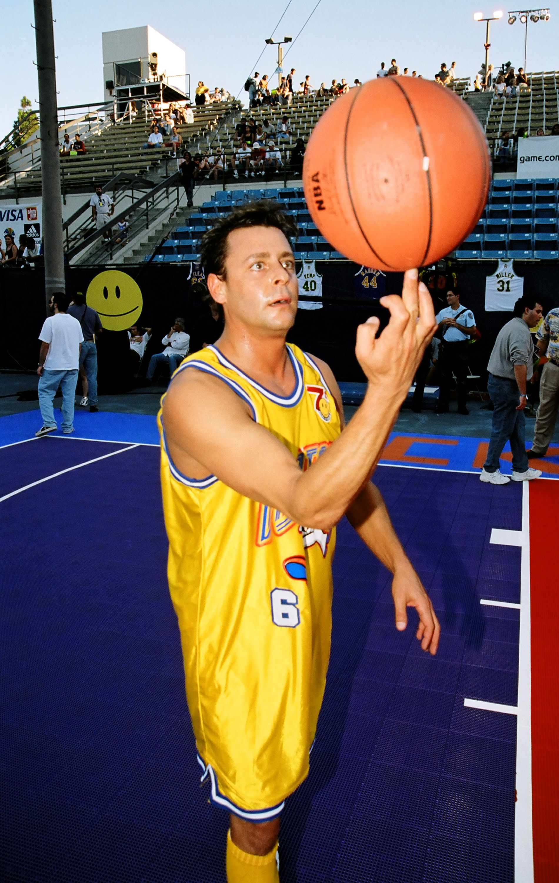 L'acteur a fait la démonstration de son talent en faisant tourner un ballon de basket sur son doigt, directement sur le terrain, lors de l'événement MTV Rock 'n Jock Basketball de 1997 à Los Angeles, en Californie. | Source : Getty Images