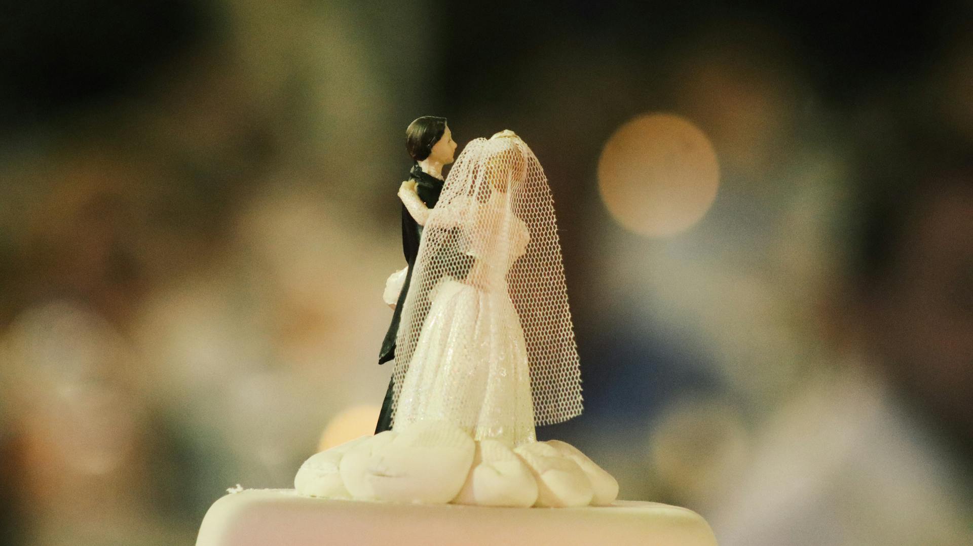 Une pièce montée de mariés sur un gâteau de mariage | Source : Pexels