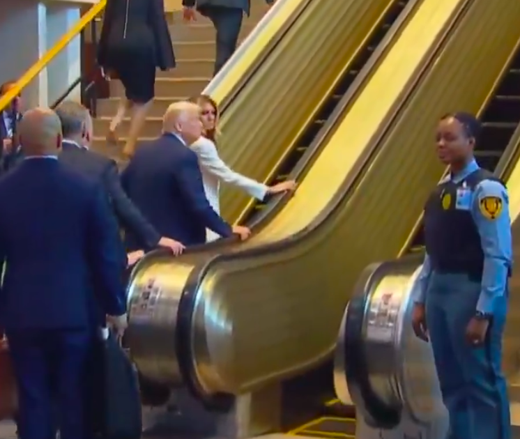 Melania et Donald Trump se retournent après l'arrêt de l'escalator. | Source : X/@Cachoperiodista
