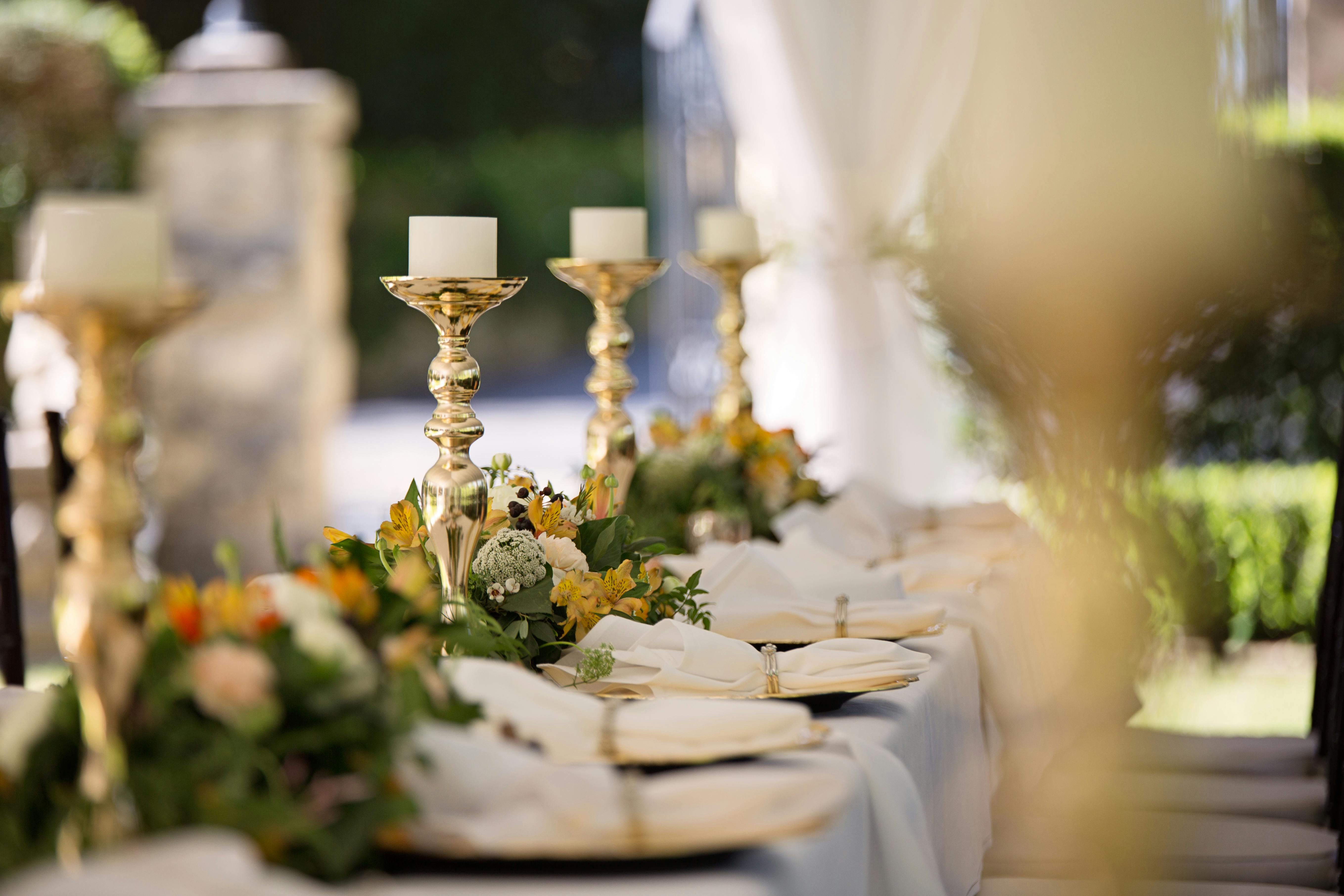 Mise en place de la table de mariage | Source : Pexels