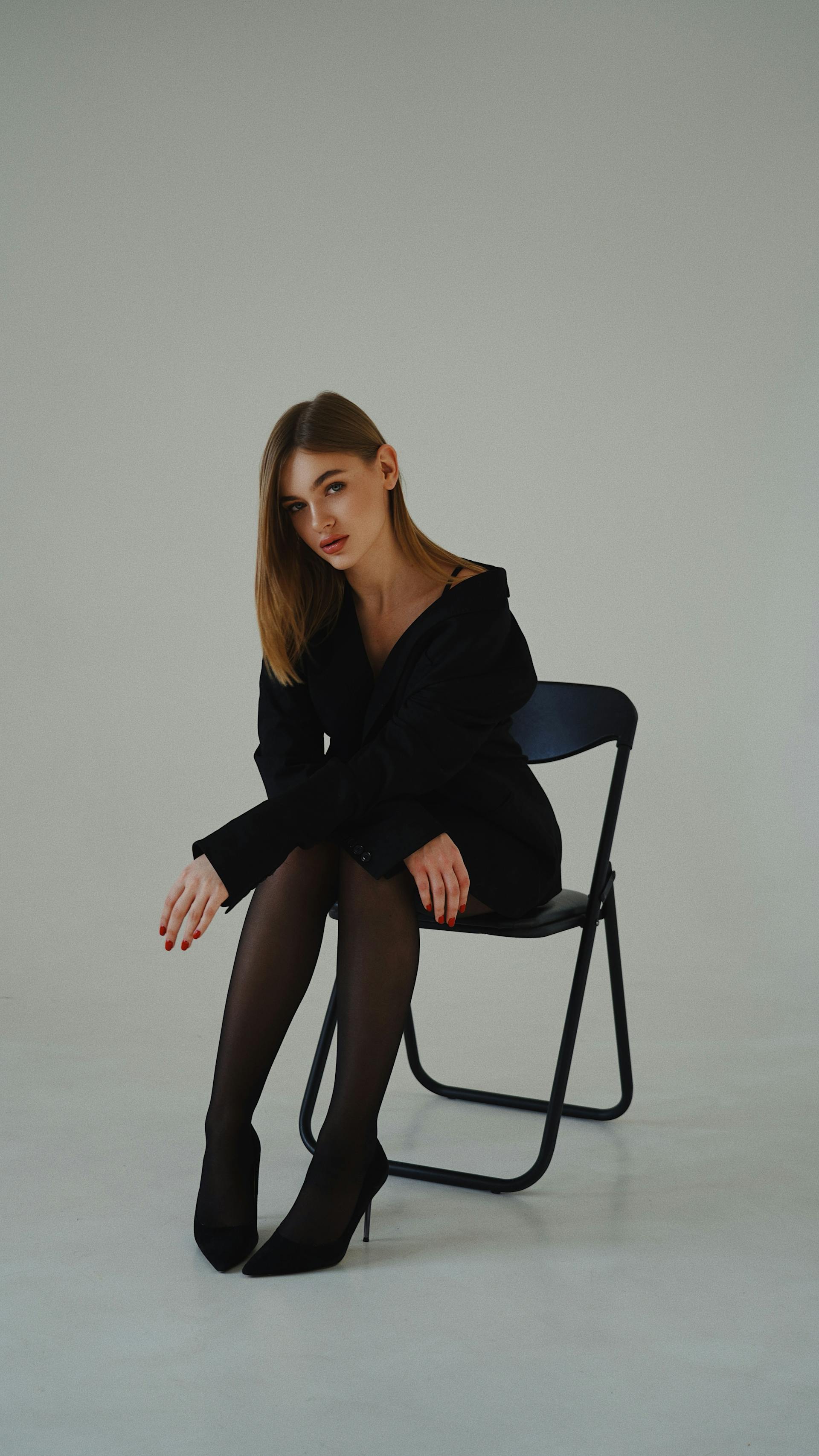 Une jeune femme qui jette un coup d'œil à quelqu'un | Source : Pexels