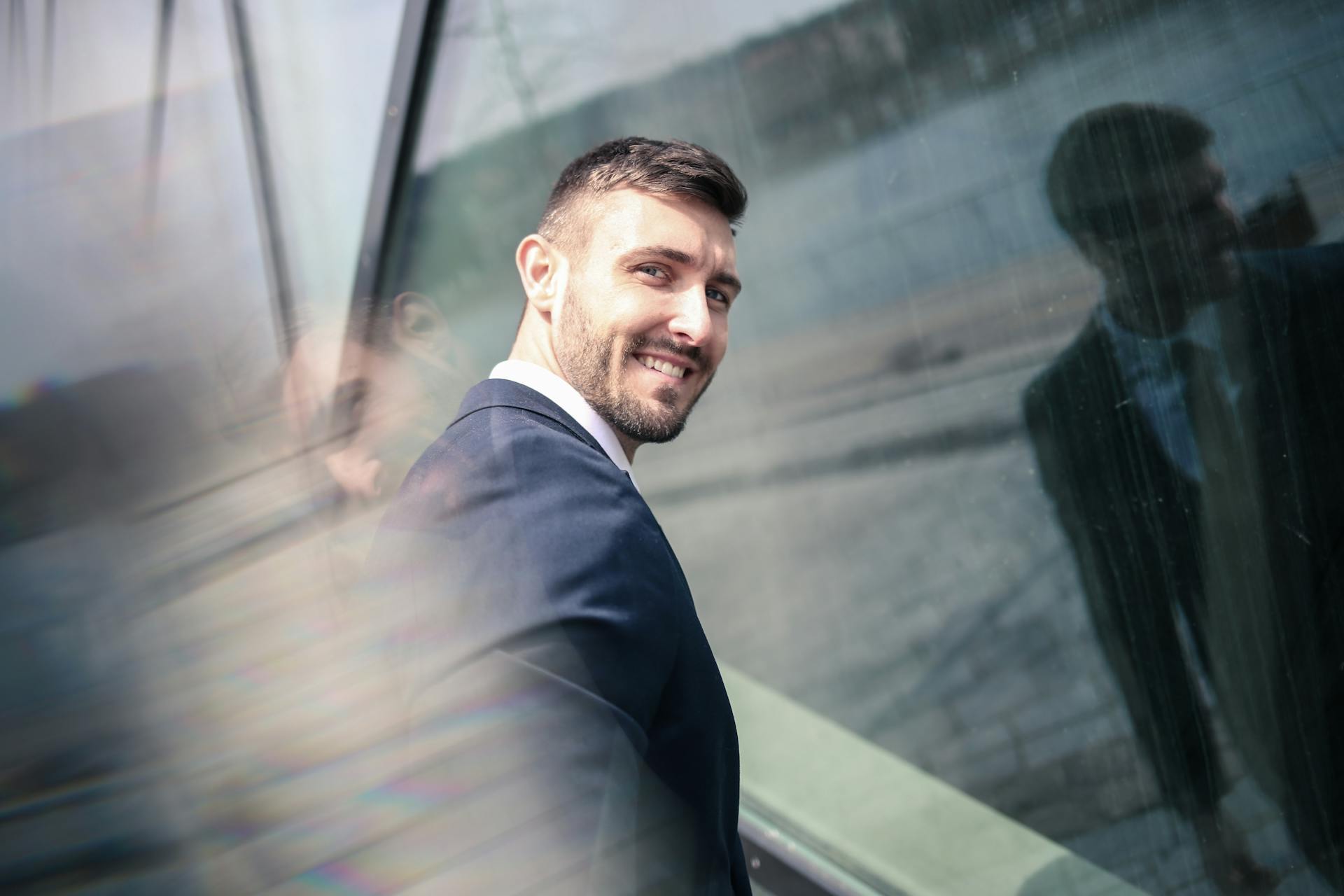 Un homme souriant | Source : Pexels