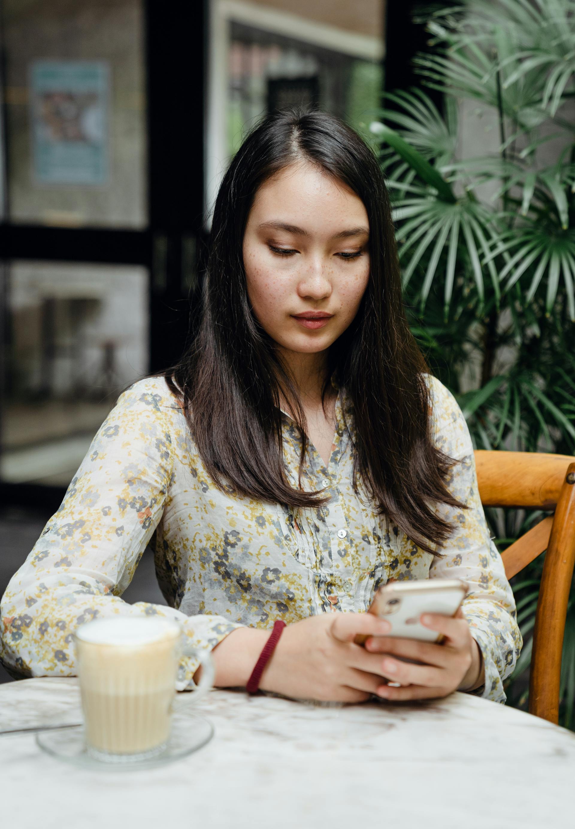 Une femme qui regarde fixement son téléphone portable | Source : Pexels