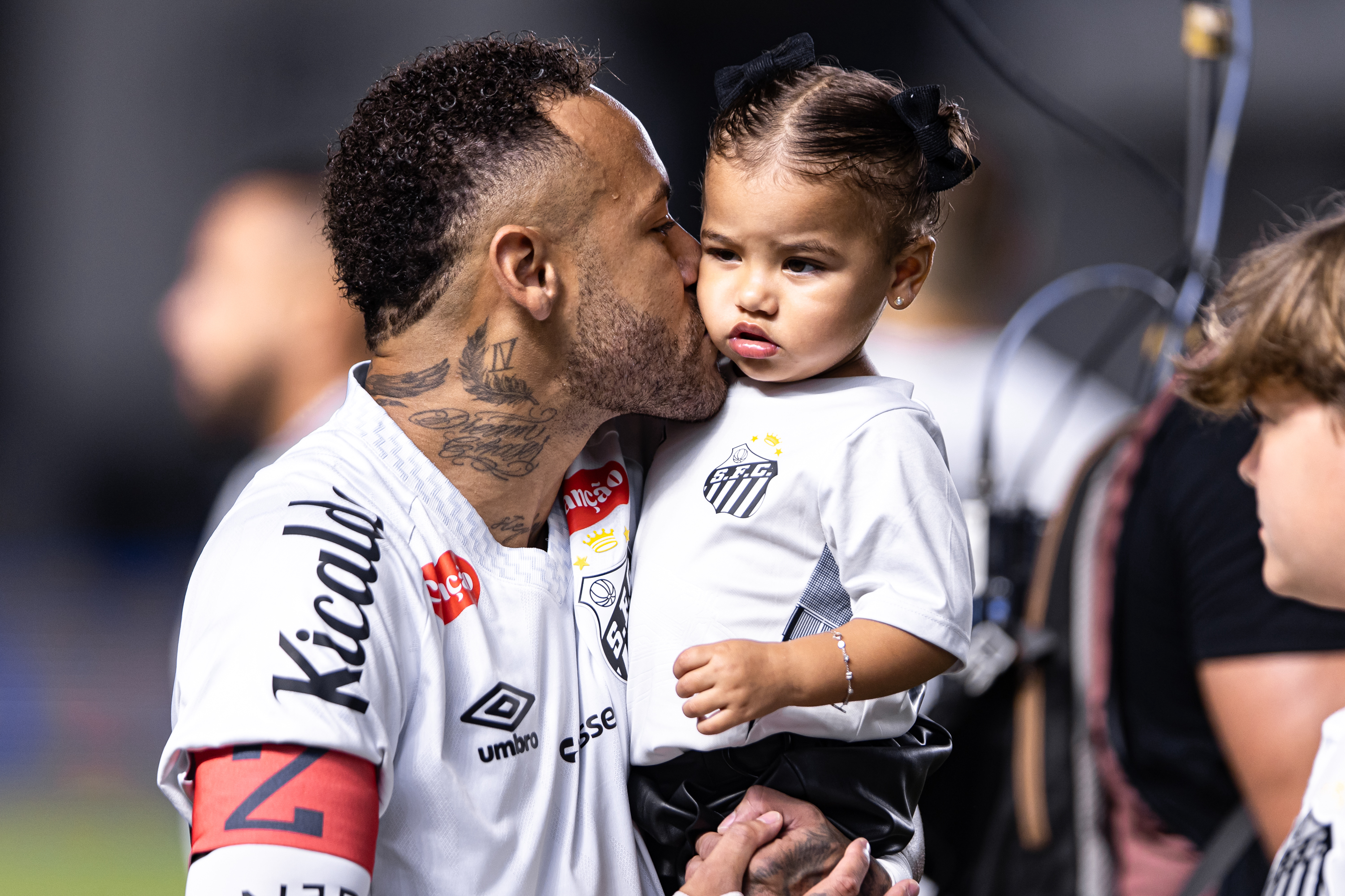 Neymar, joueur du Santos, embrasse sa fille Mavie avant le match du Brasileirao 2025 entre le Santos et l'Atletico Mineiro au stade Urbano Caldeira (Vila Belmiro) le 16 avril 2025 à Santos, au Brésil I Source : Getty Images