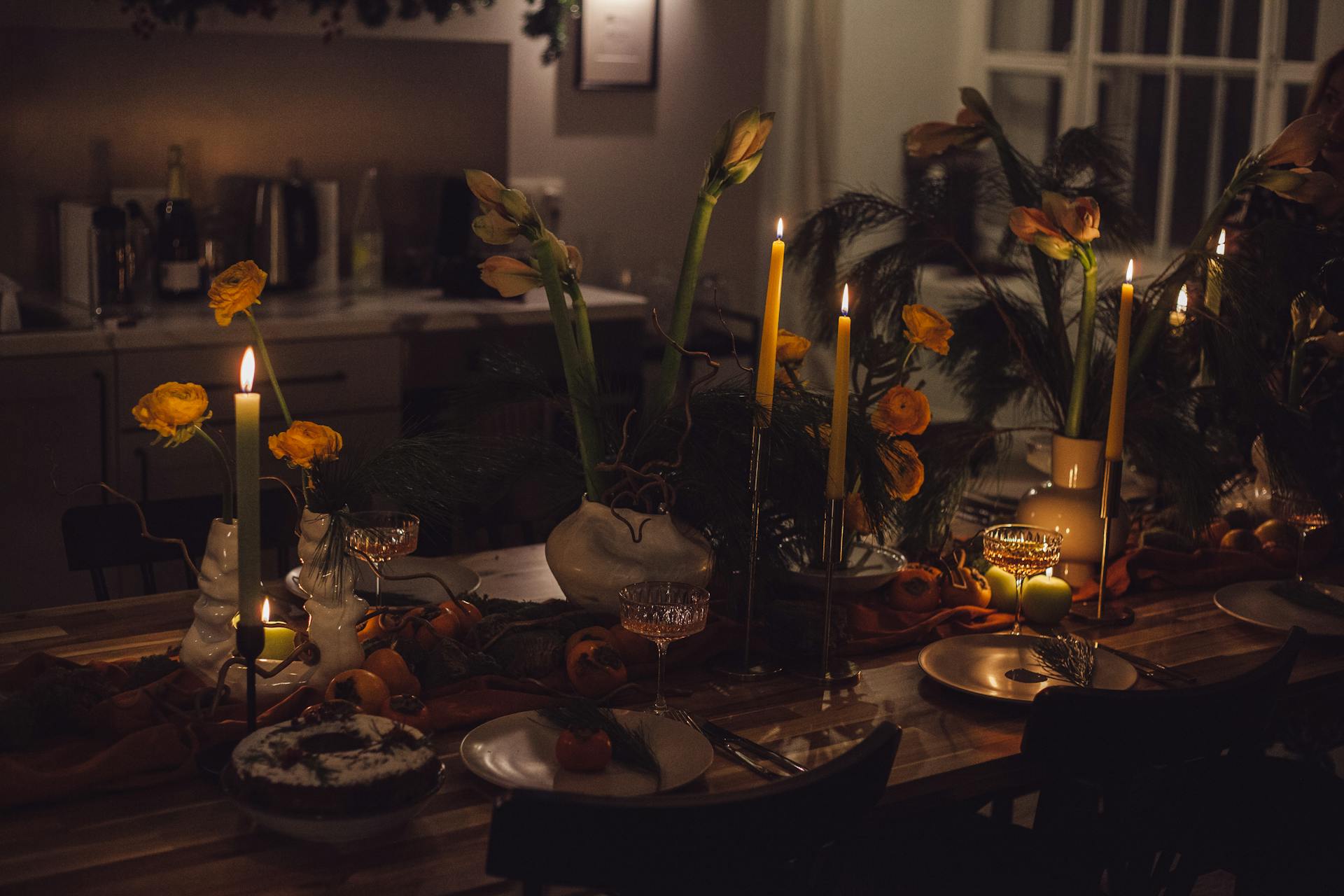 Une table décorée de bougies pour un dîner romantique | Source : Pexels