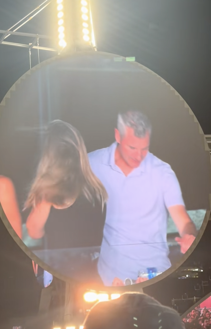 Kristin Cabot tournant le dos à la caméra alors qu'Andy Byron se prépare à se cacher | Source : TikTok/@instaagraace
