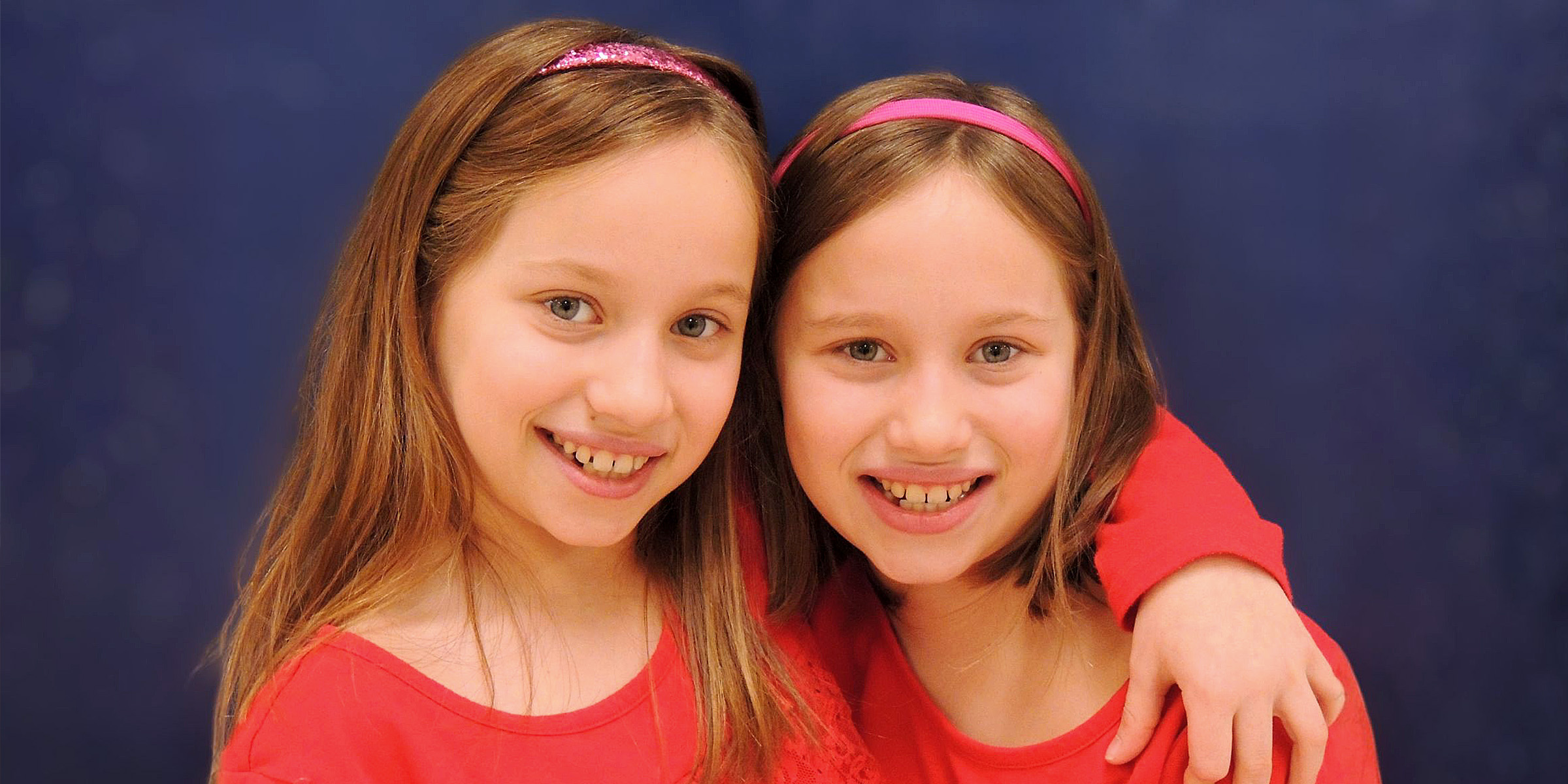 Filles jumelles se tenant l'une à l'autre | Source : Flickr