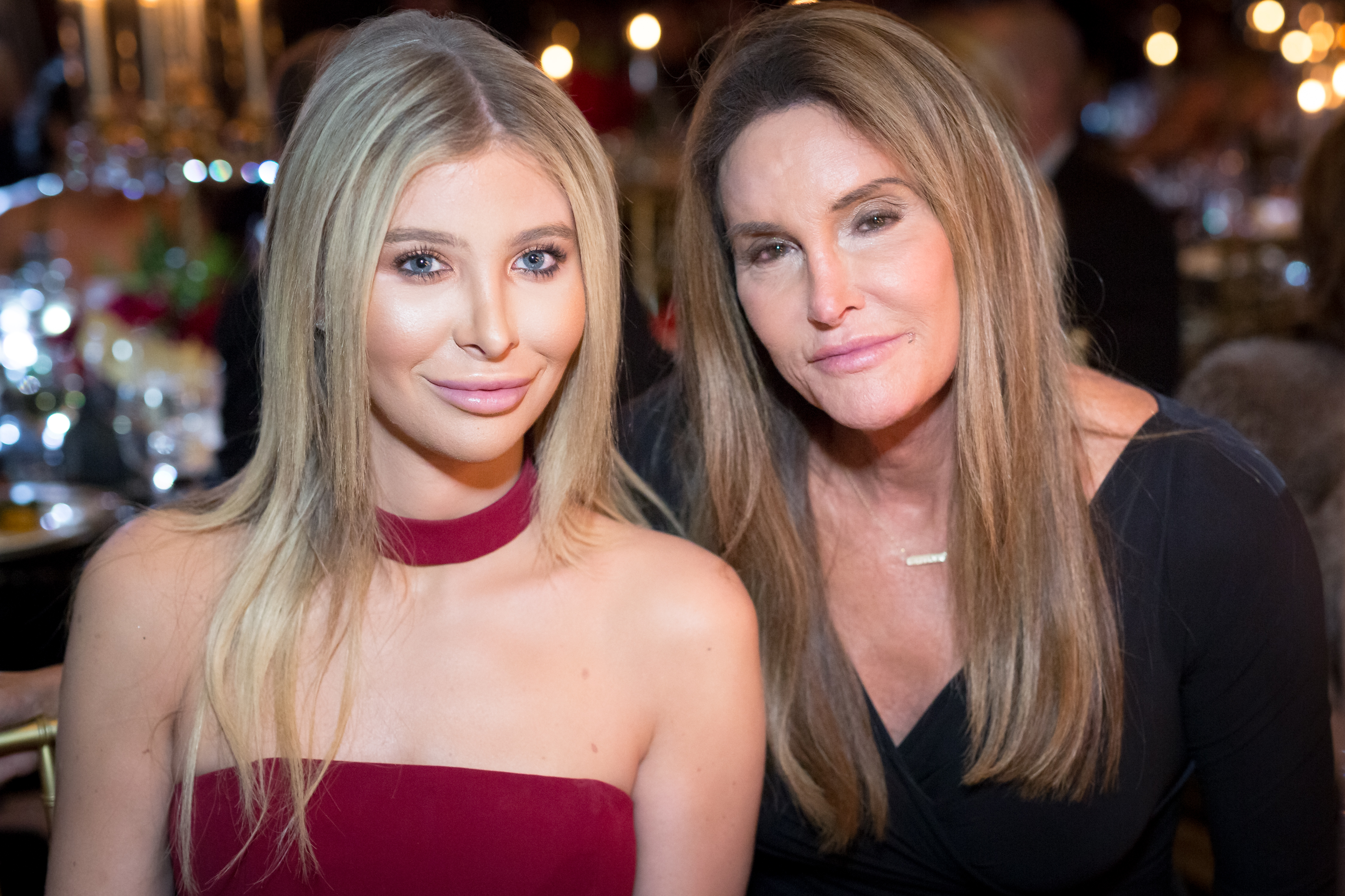 Sophia Hutchins et Caitlyn Jenner lors du 10e gala annuel à thème "La Dolce Vita" de Face Forward à Beverly Hills, en Californie, le 22 septembre 2018. | Source : Getty Images