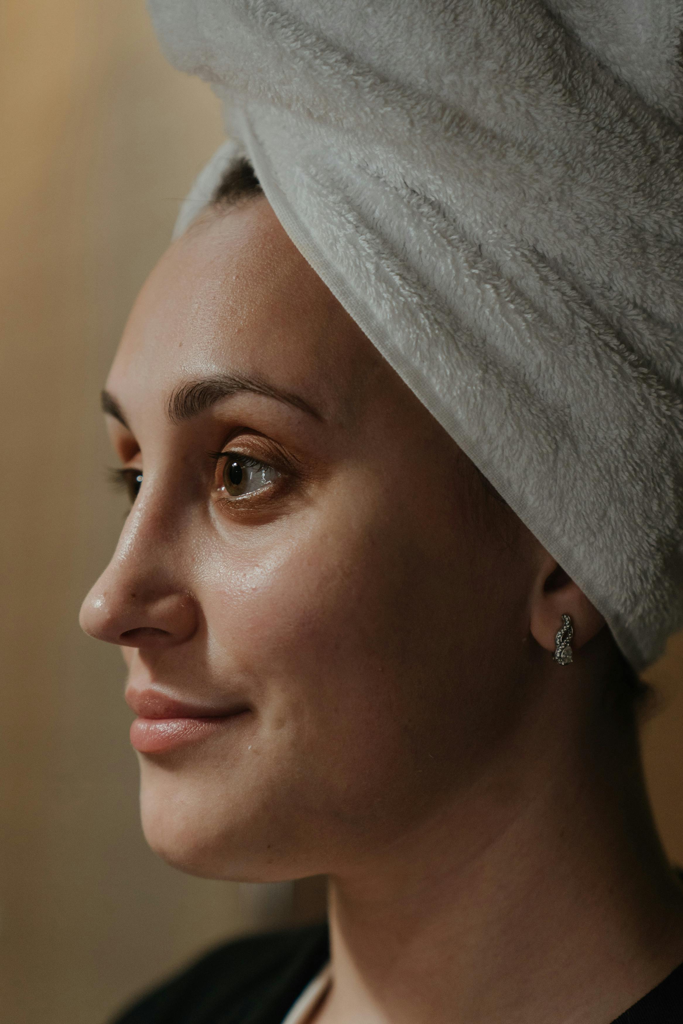 Une femme avec une serviette sur la tête | Source : Pexels