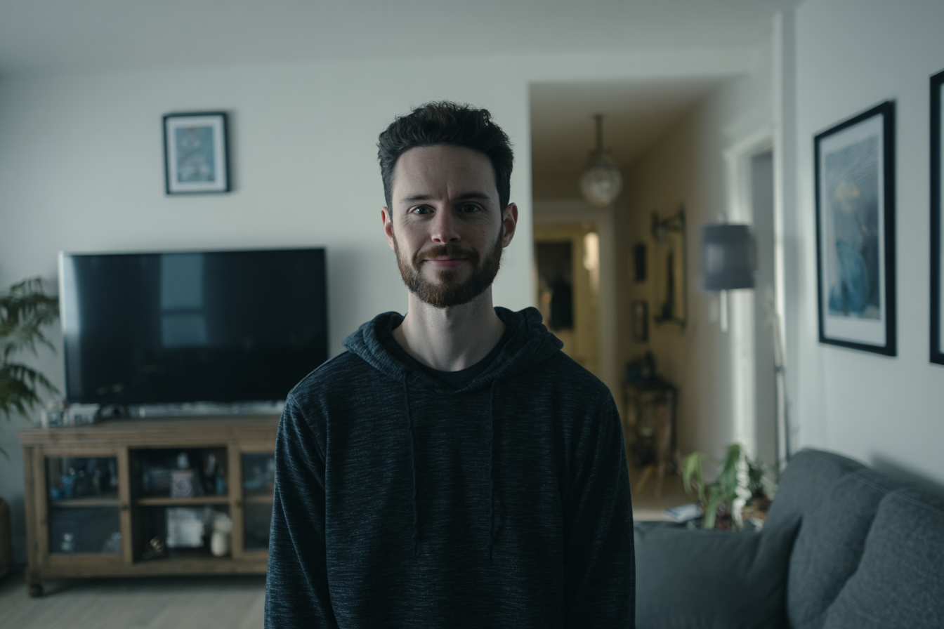 Un homme debout dans sa maison | Source : Midjourney