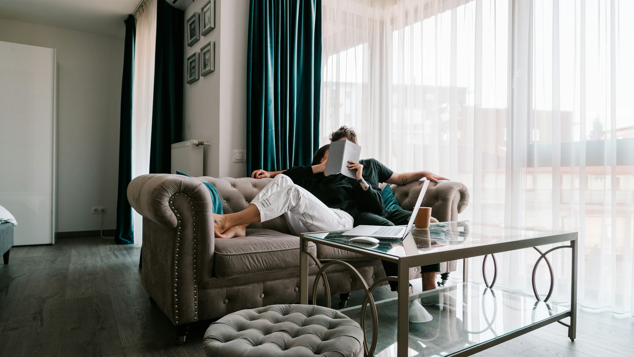 Un couple se détend à la maison | Source : Unsplash