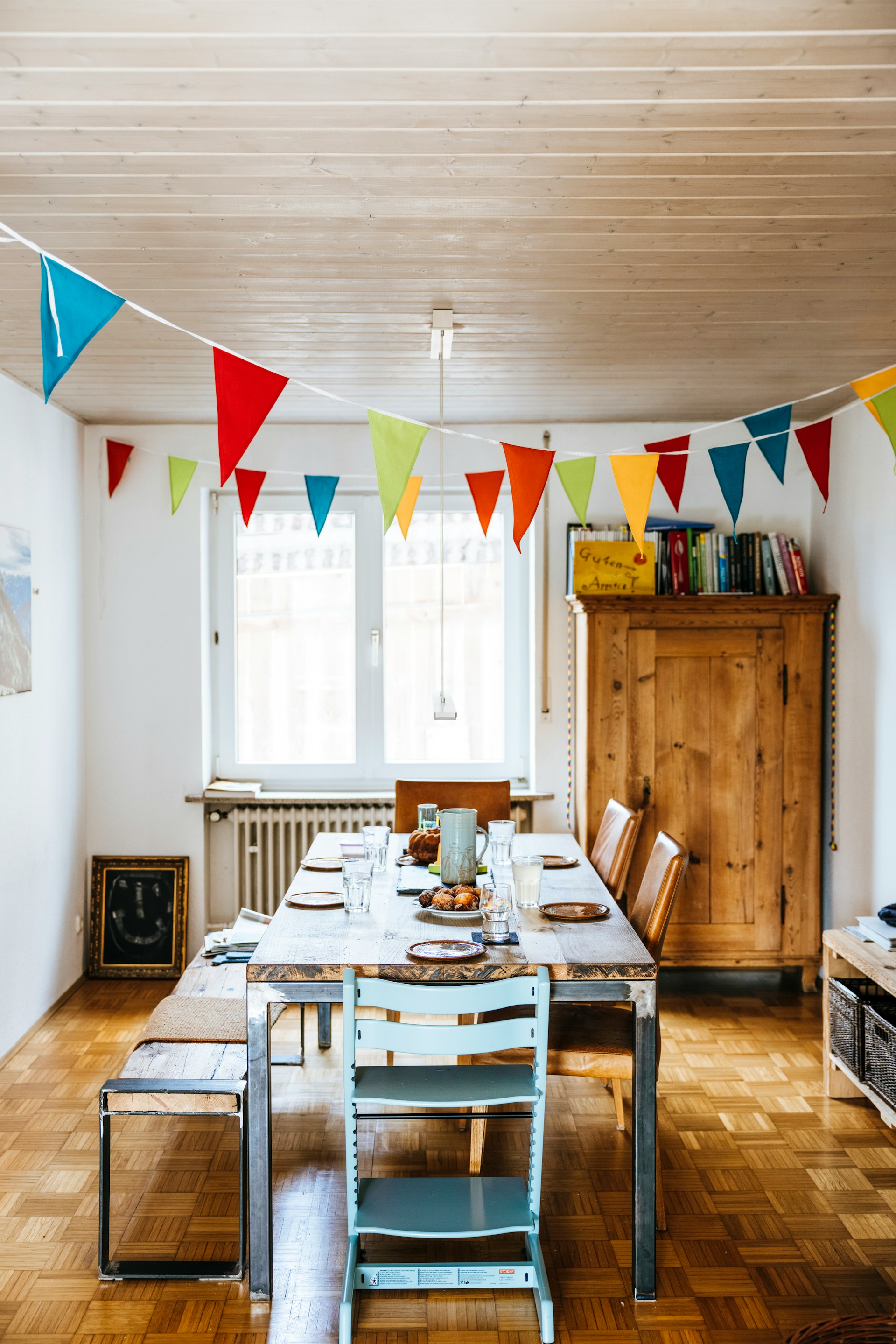 Une salle à manger décorée avec des guirlandes | Source : Unsplash