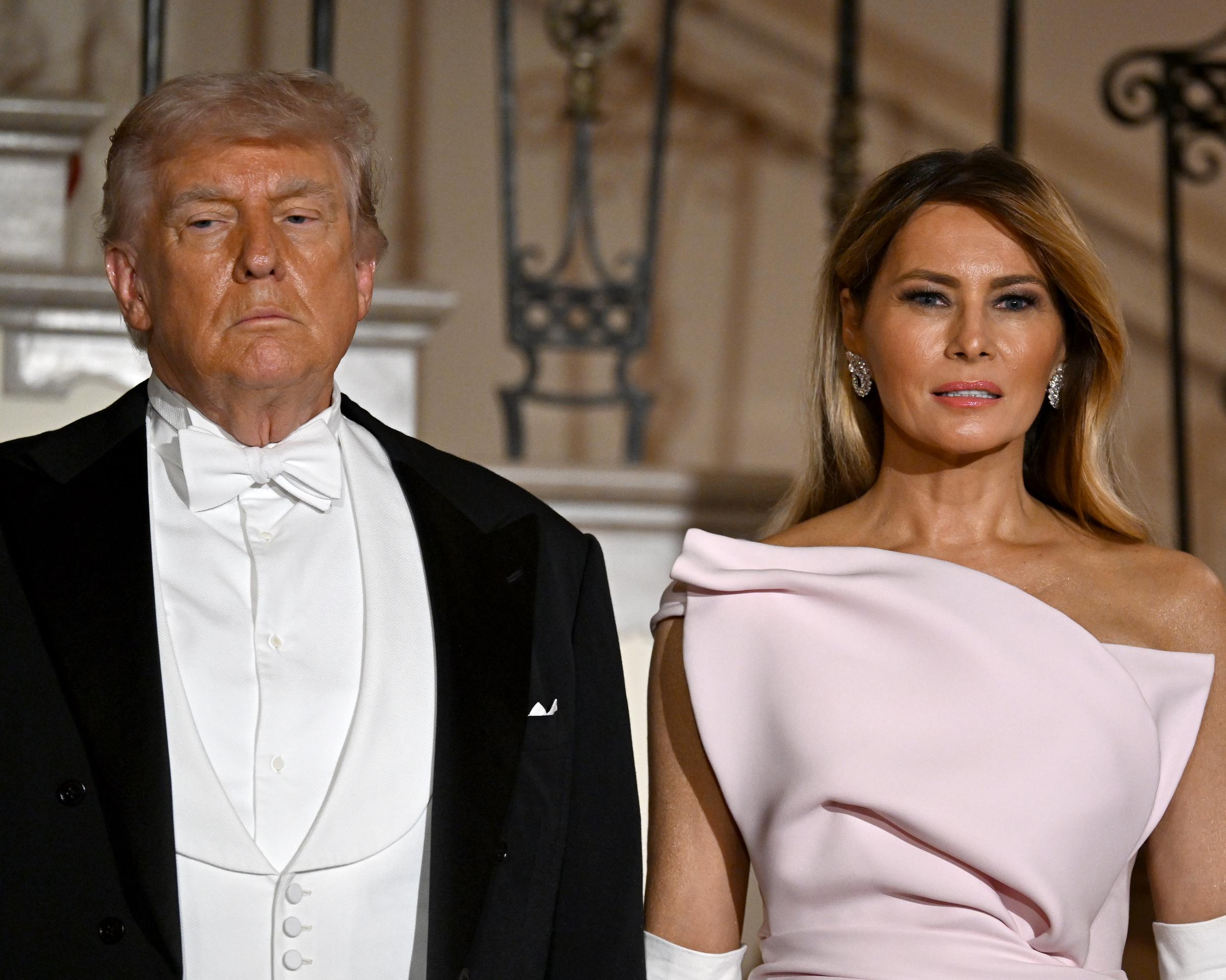 Donald et Melania Trump posent à l'extérieur lors d'un dîner officiel organisé à la Maison Blanche le deuxième jour de la visite d'État du roi Charles III et de la reine Camilla aux États-Unis, le 28 avril 2026 à Washington, DC | Source : Getty Images