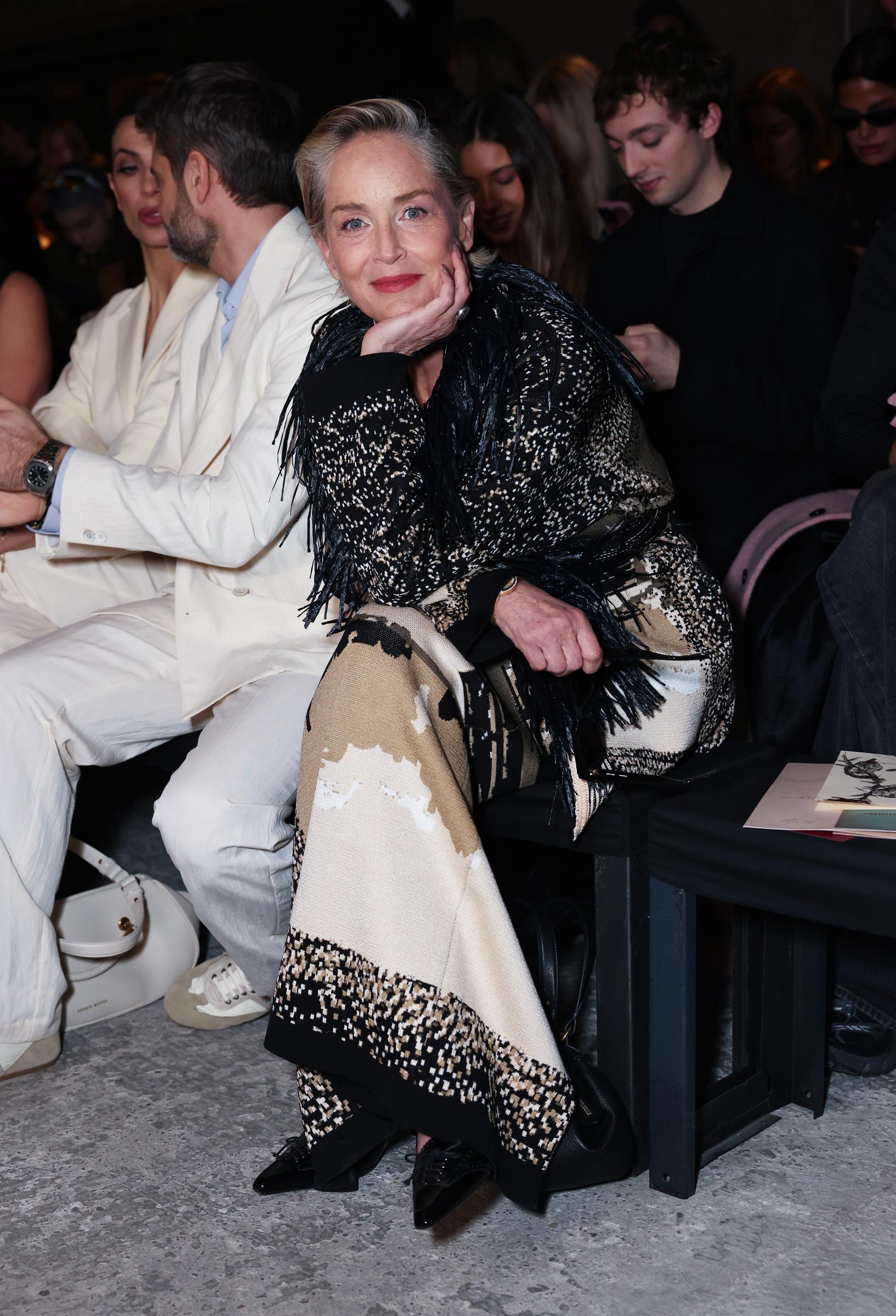 Sharon Stone assiste au défilé Antonio Madras lors de la Fashion Week de Milan Automne/Hiver 2025/2026, le 26 février 2025, à Milan, en Italie. | Source : Getty Images