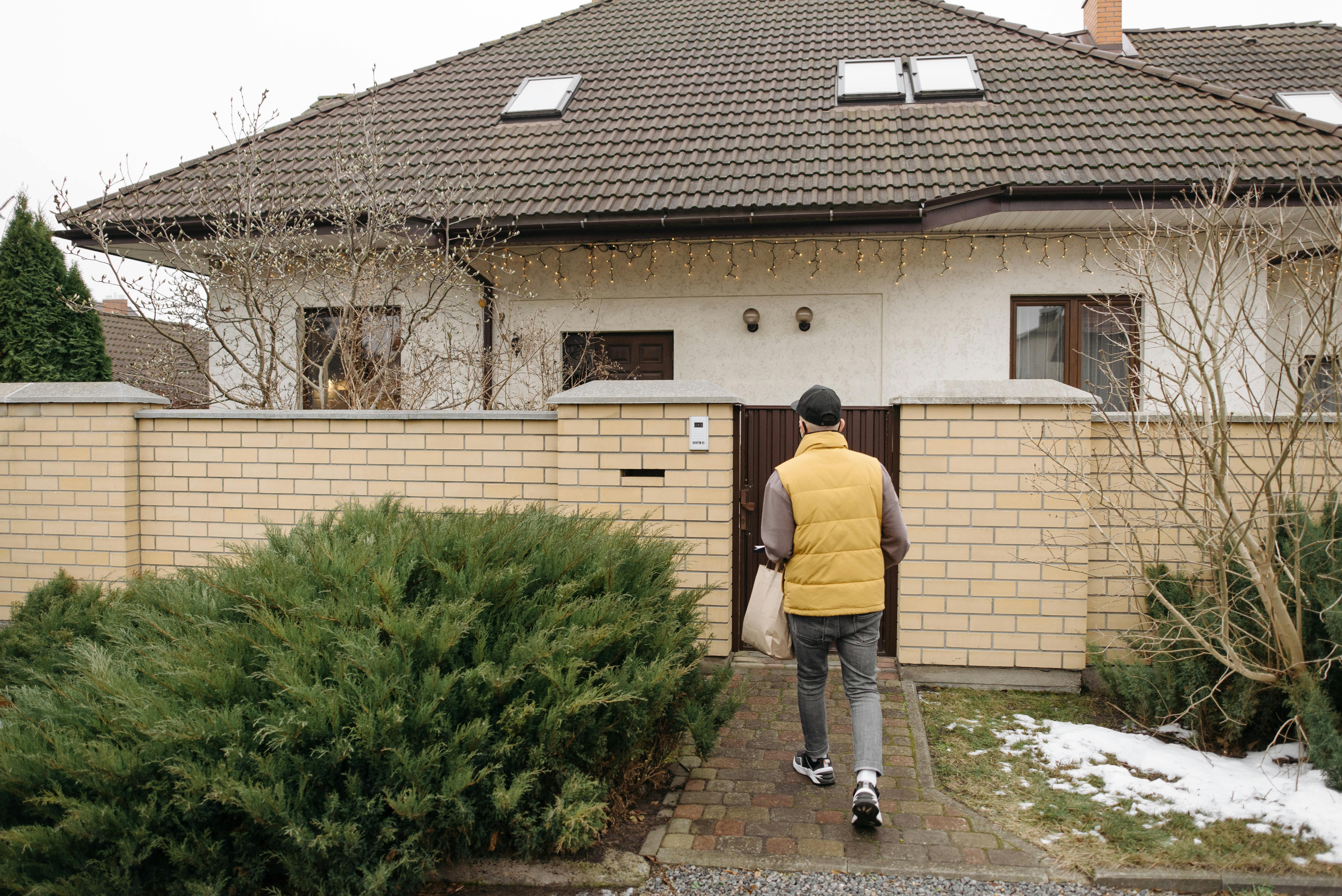 Un homme marchant vers une maison | Source : Pexels