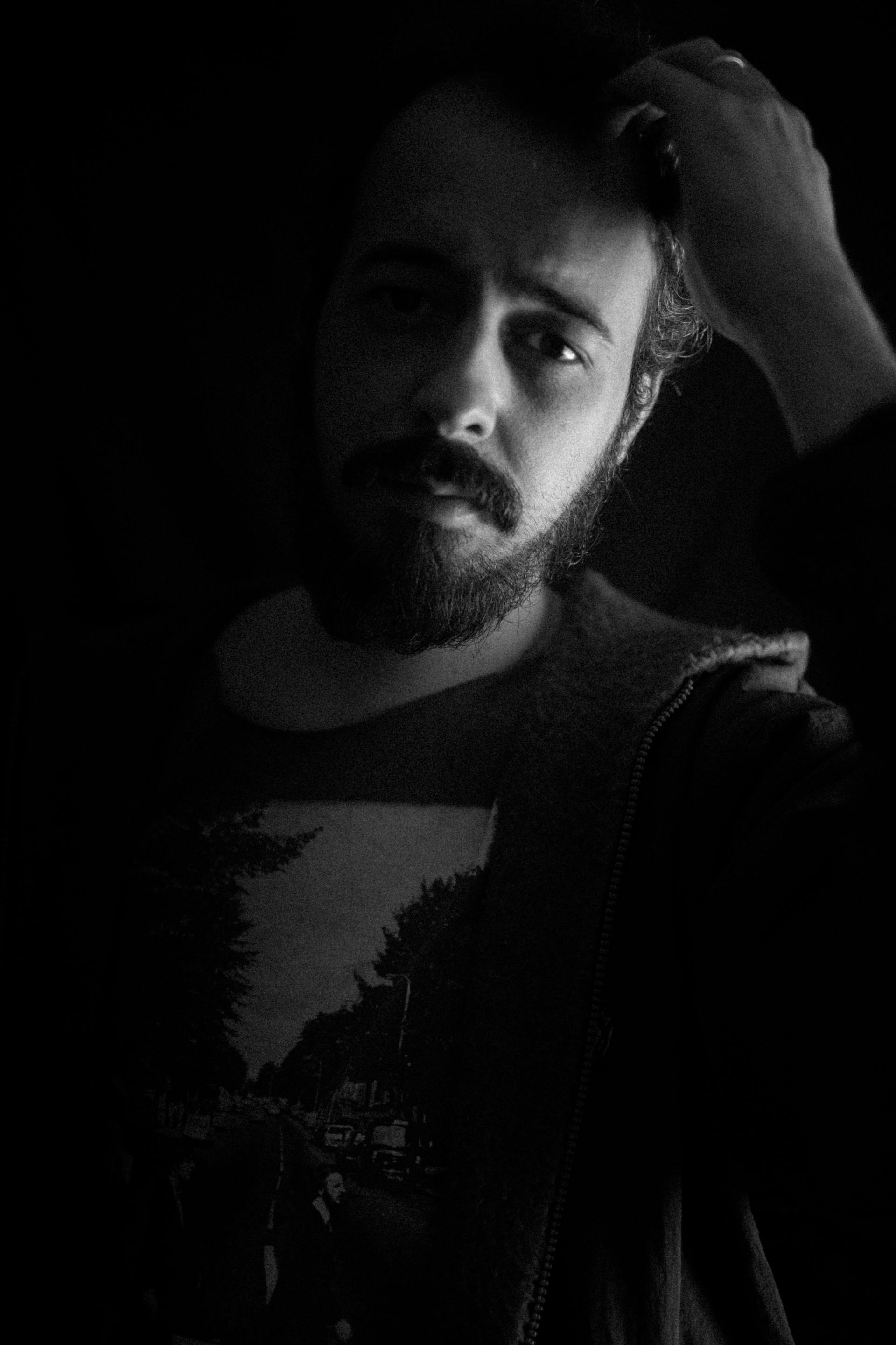 Photo en niveaux de gris d'un homme pensif et songeur | Source : Pexels