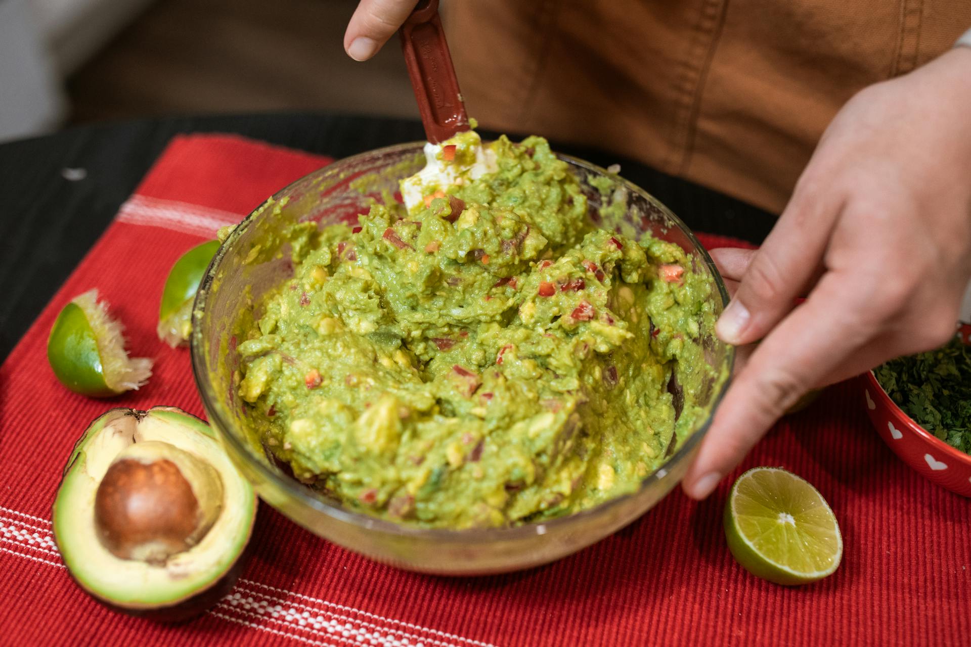 Gros plan d'une personne préparant du Guacamole | Source : Pexels